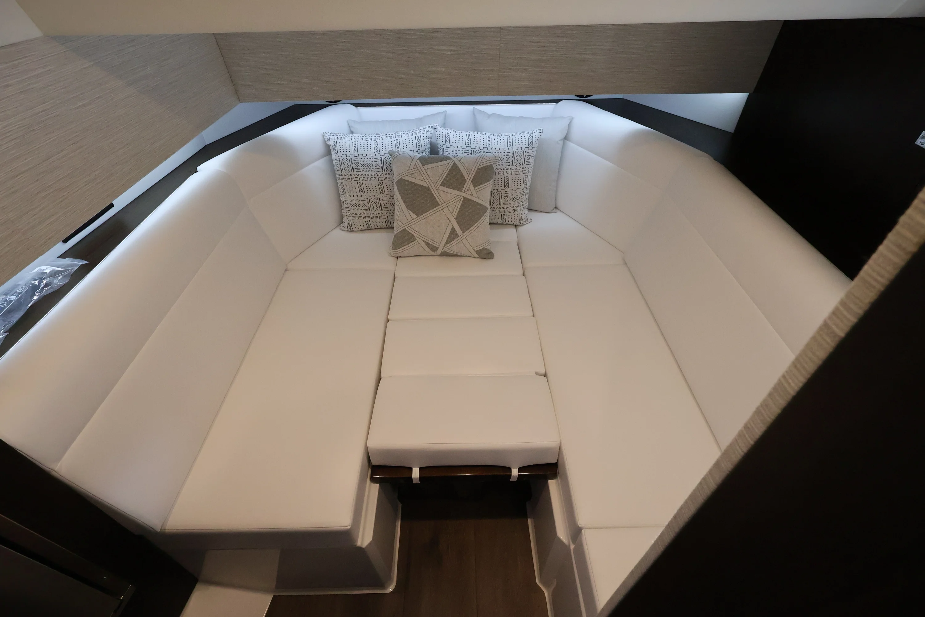 2026 Cruisers Yachts 42 GLS Outboard Image Thumbnail #32