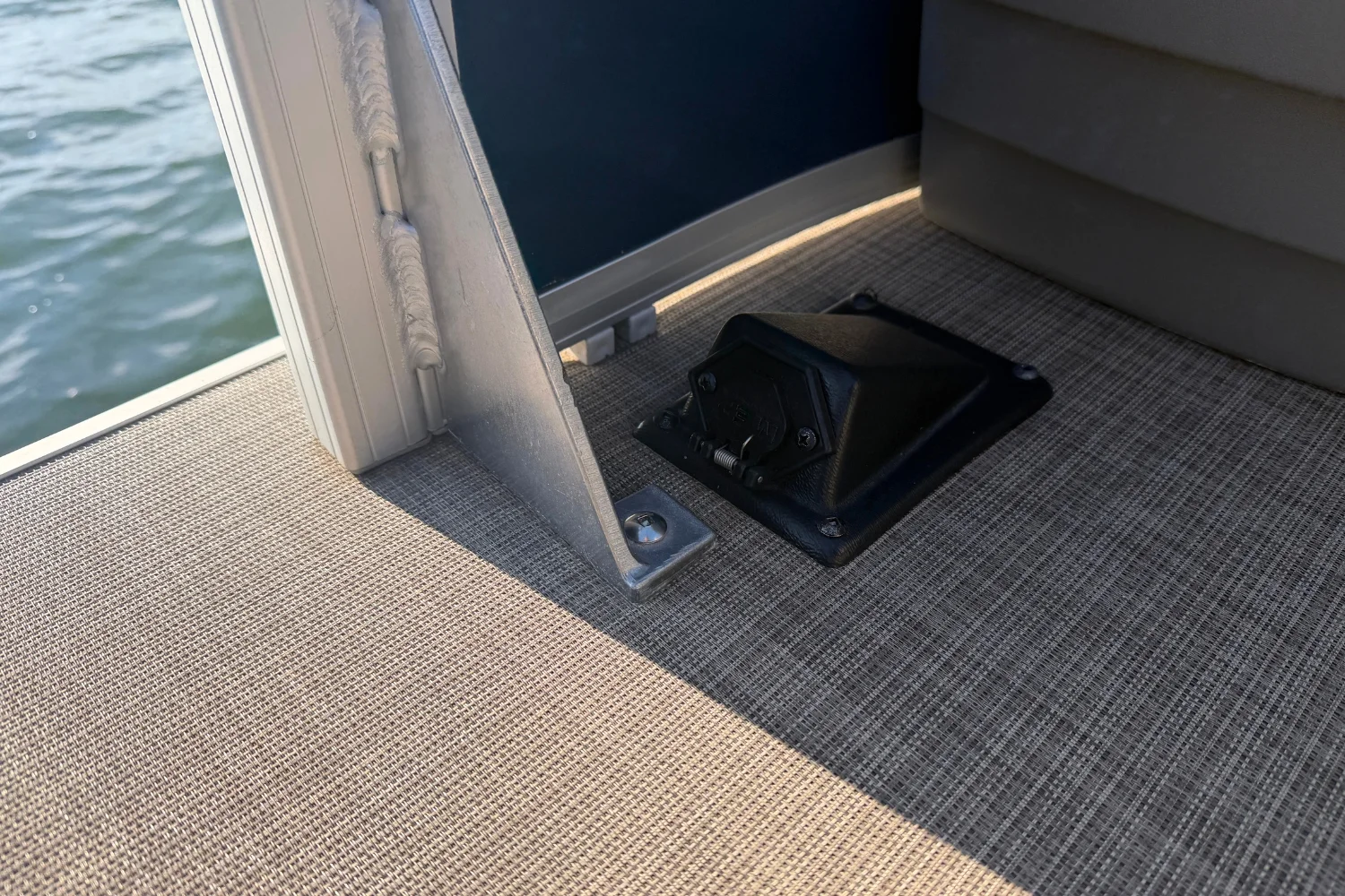 2023 Sun Tracker BB18 Image Thumbnail #16