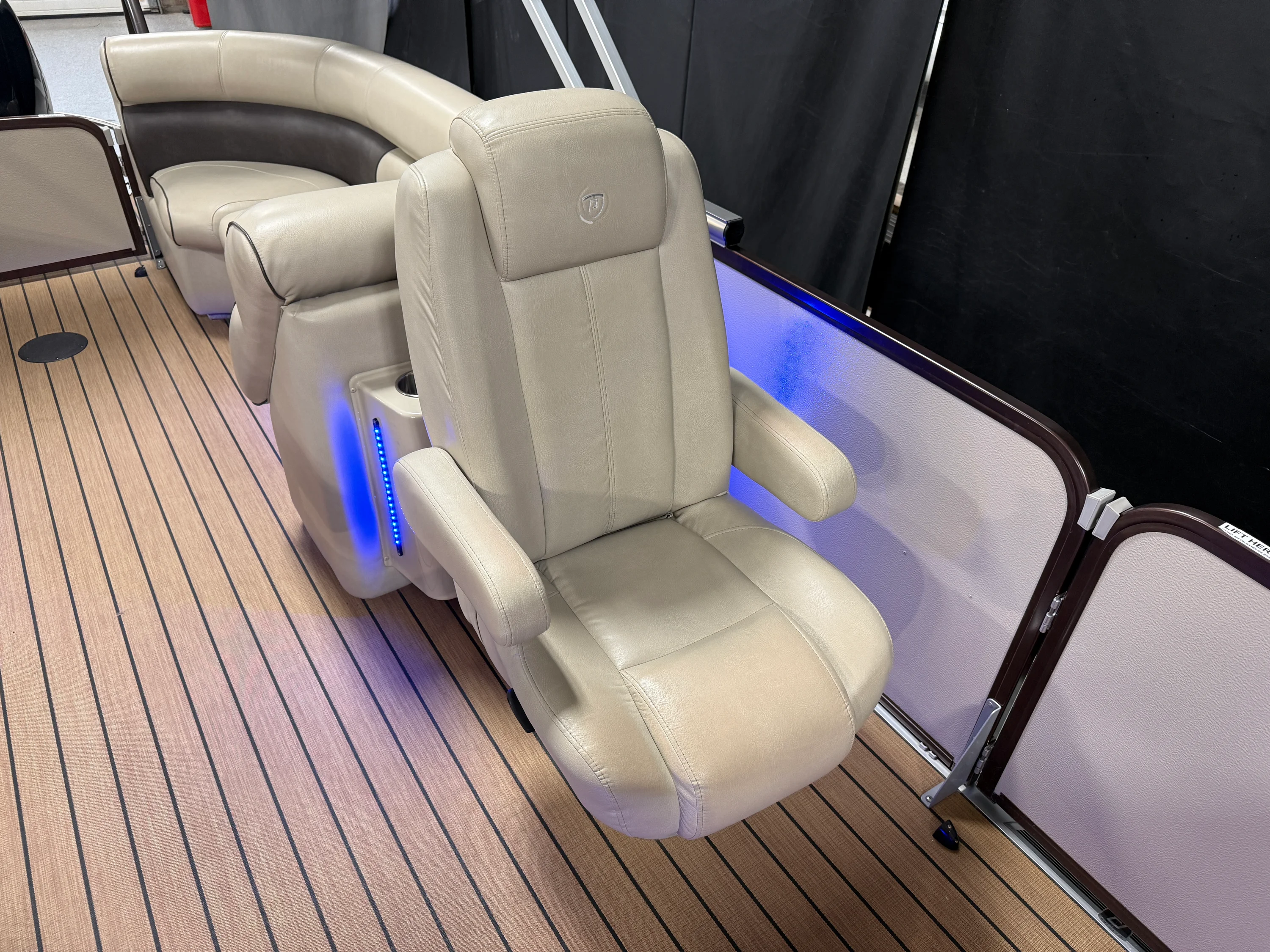 2018 Premier 230 SOLARIS Image Thumbnail #46