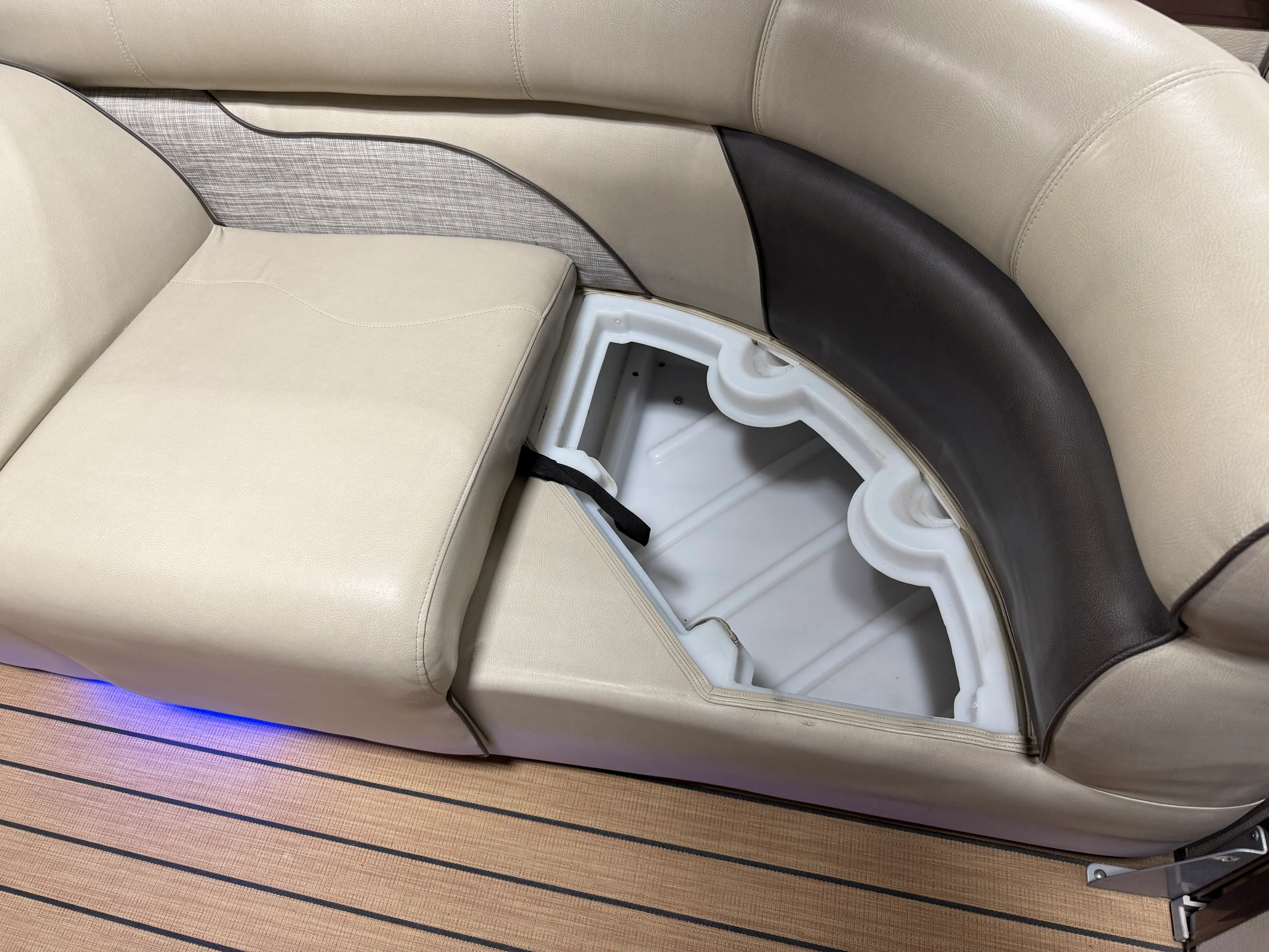 2018 Premier 230 SOLARIS Image Thumbnail #38