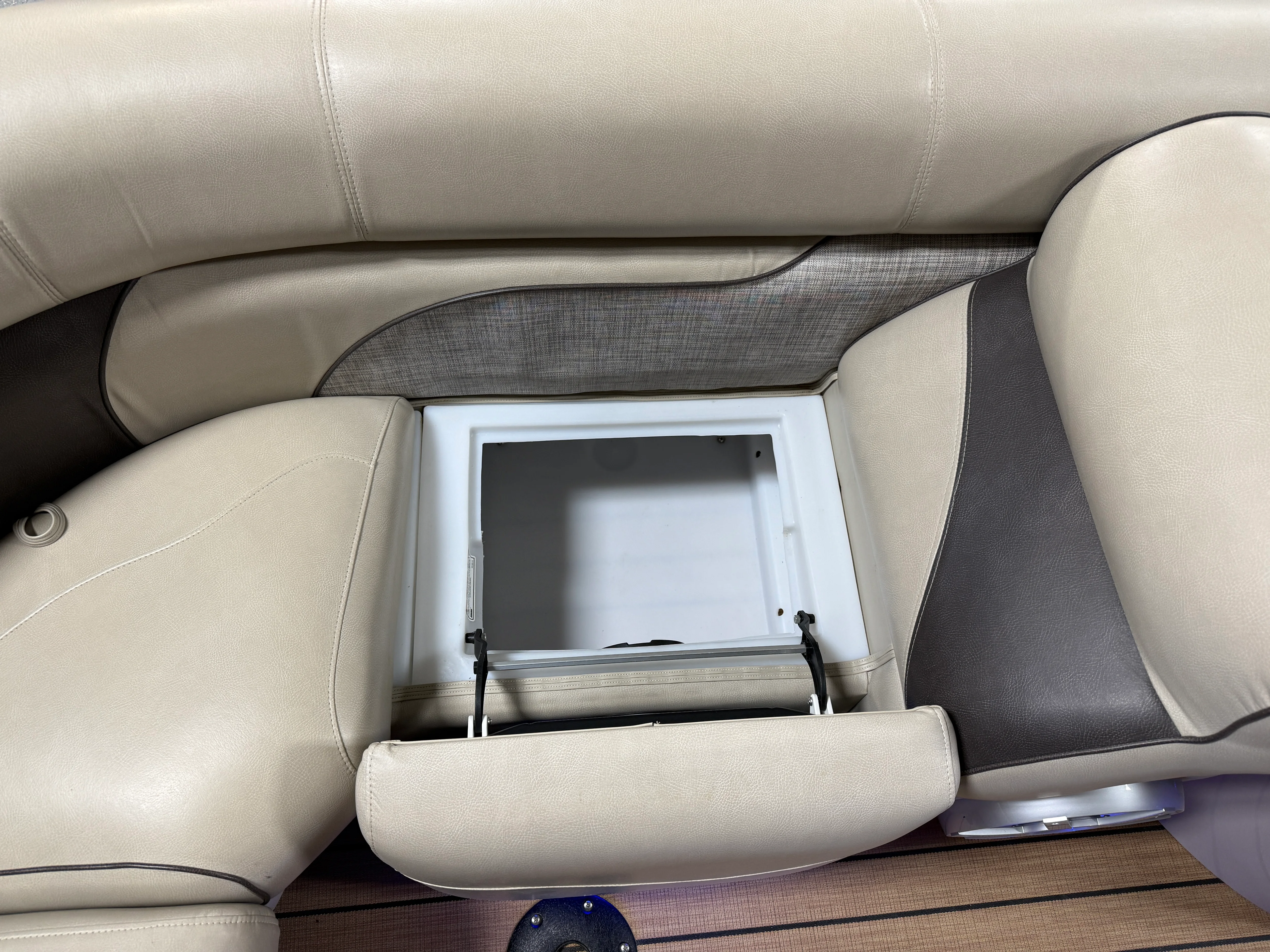 2018 Premier 230 SOLARIS Image Thumbnail #89