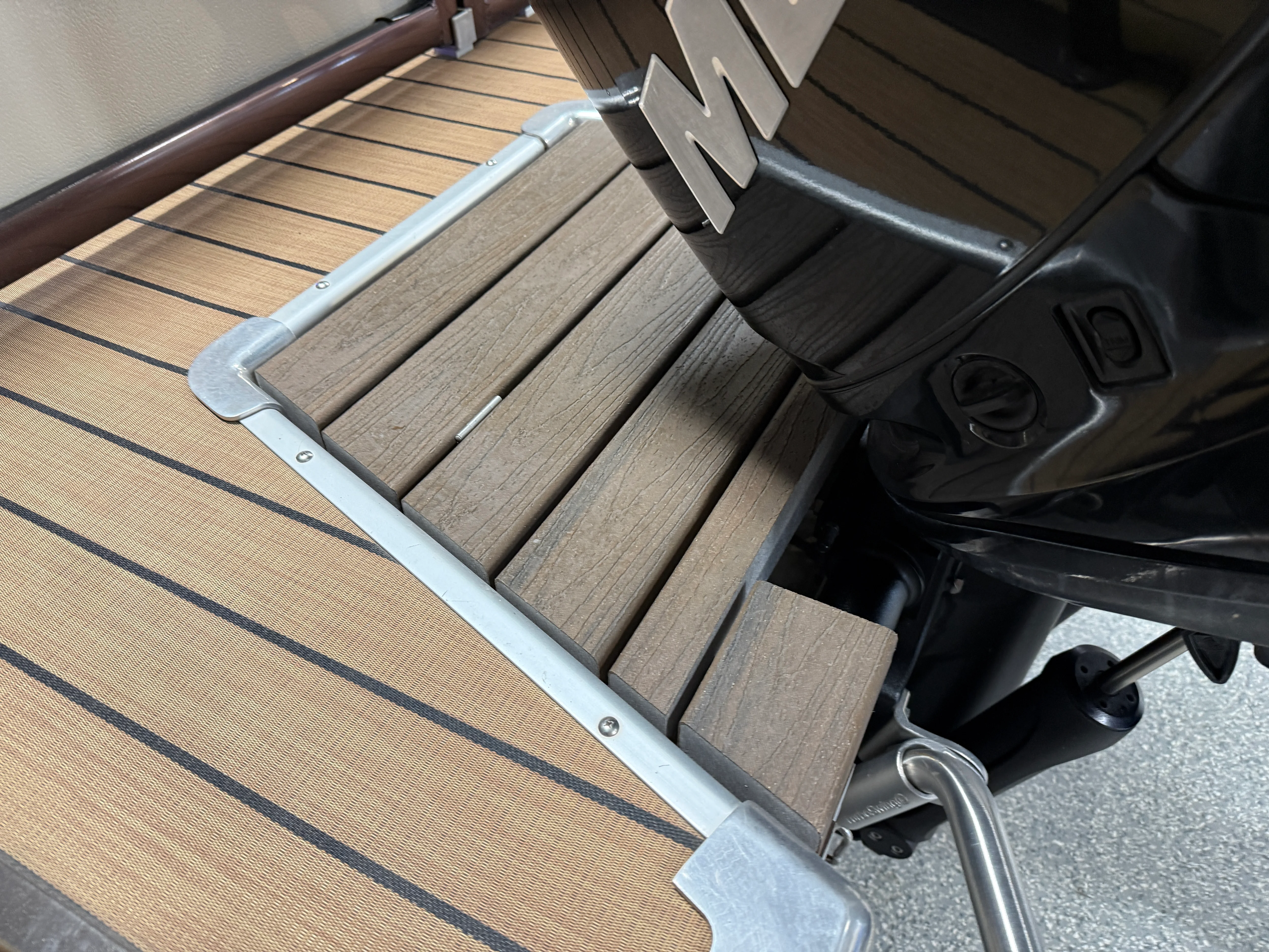 2018 Premier 230 SOLARIS Image Thumbnail #25