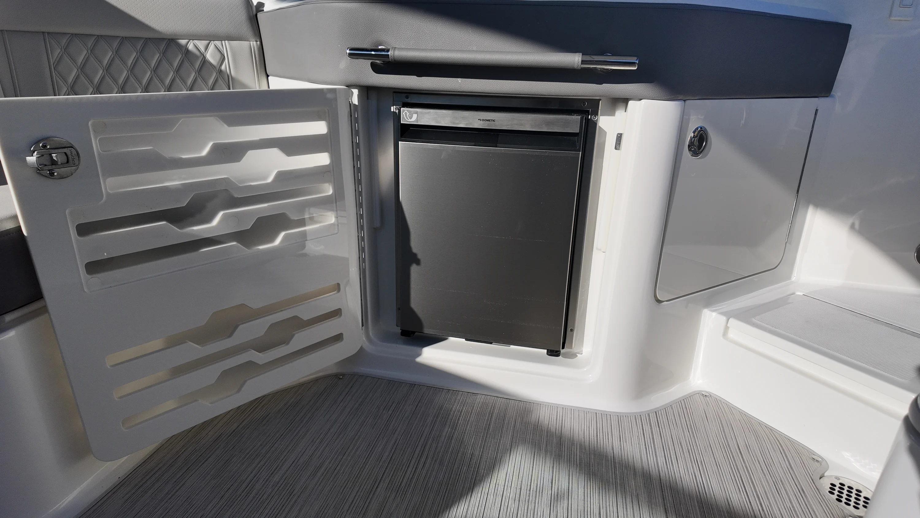 2026 Sea Ray SLX 310 Outboard Image Thumbnail #12