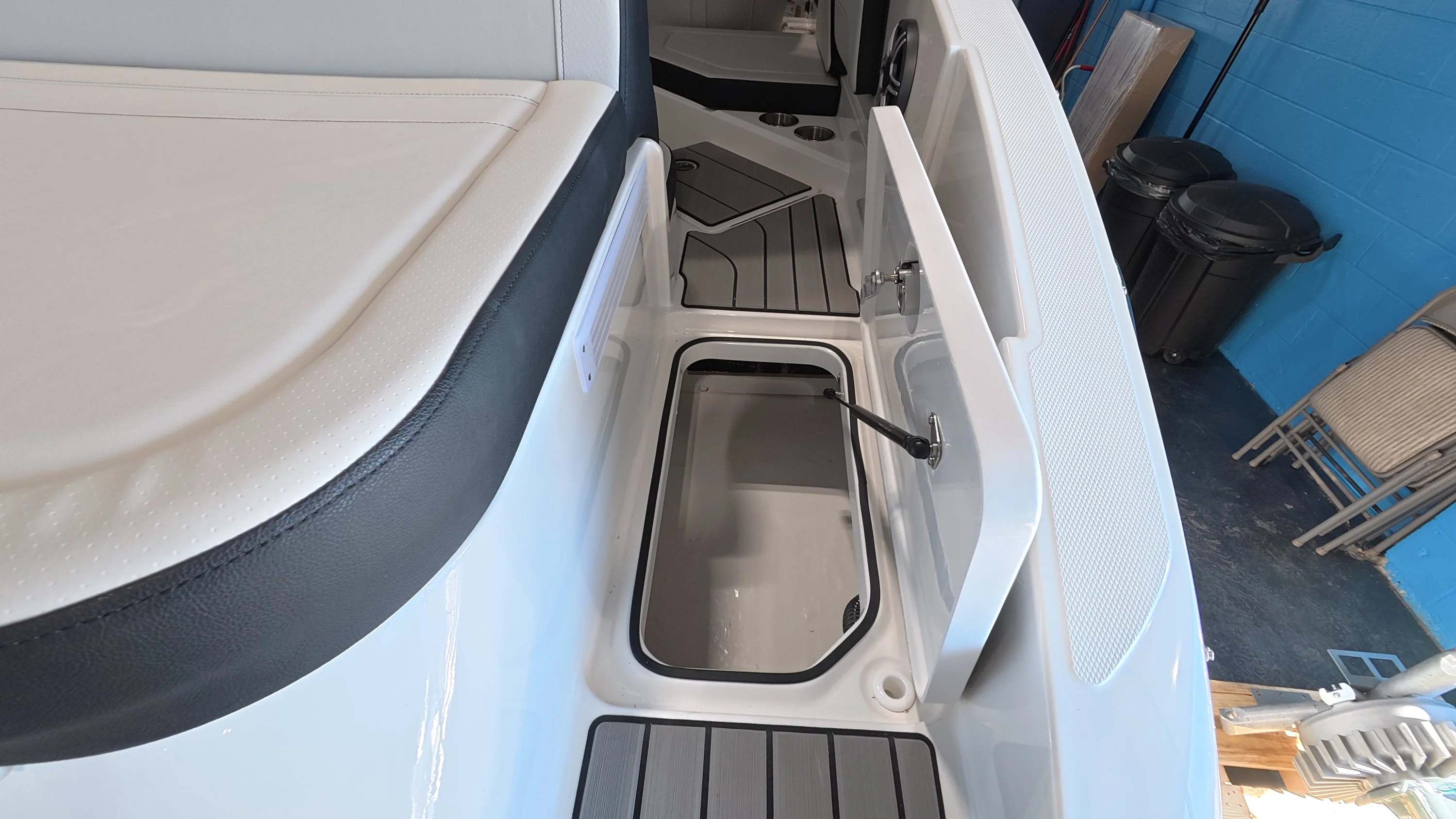 2026 Sea Ray SPX 210 Outboard Image Thumbnail #21