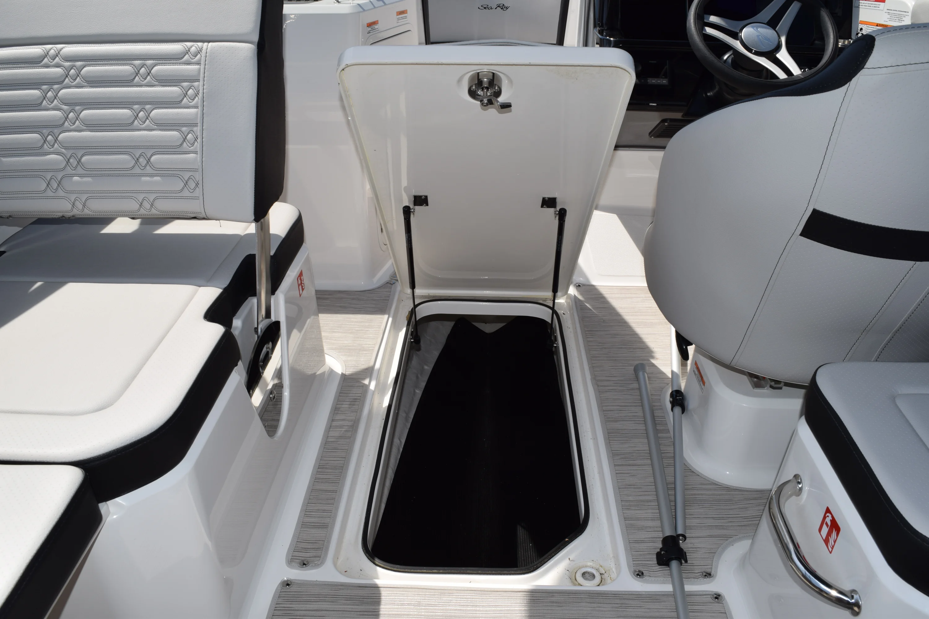 2026 Sea Ray SPX 210 Outboard Image Thumbnail #12