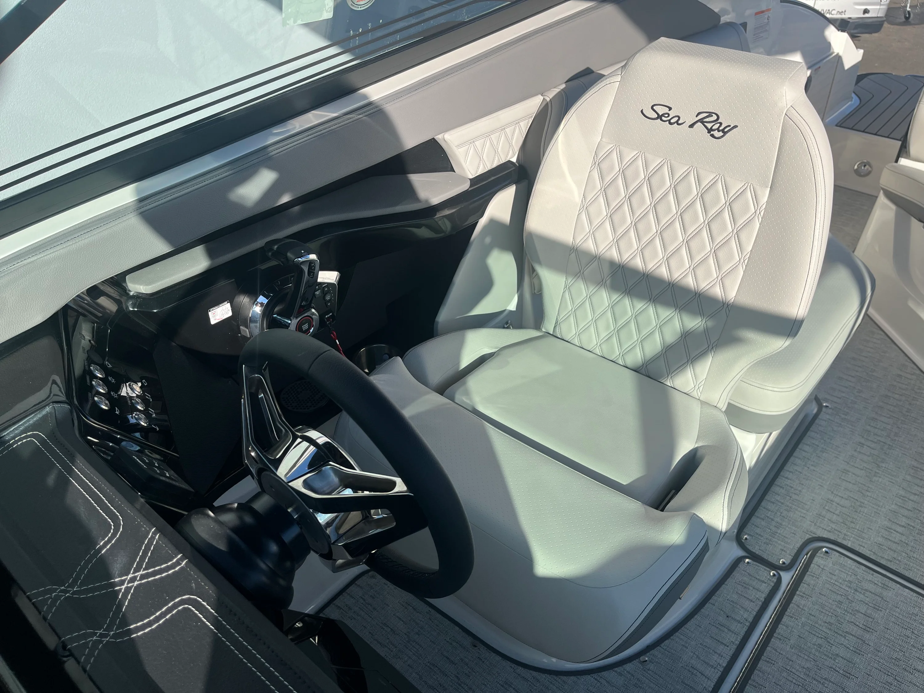 2026 Sea Ray SLX 260 Outboard Image Thumbnail #31