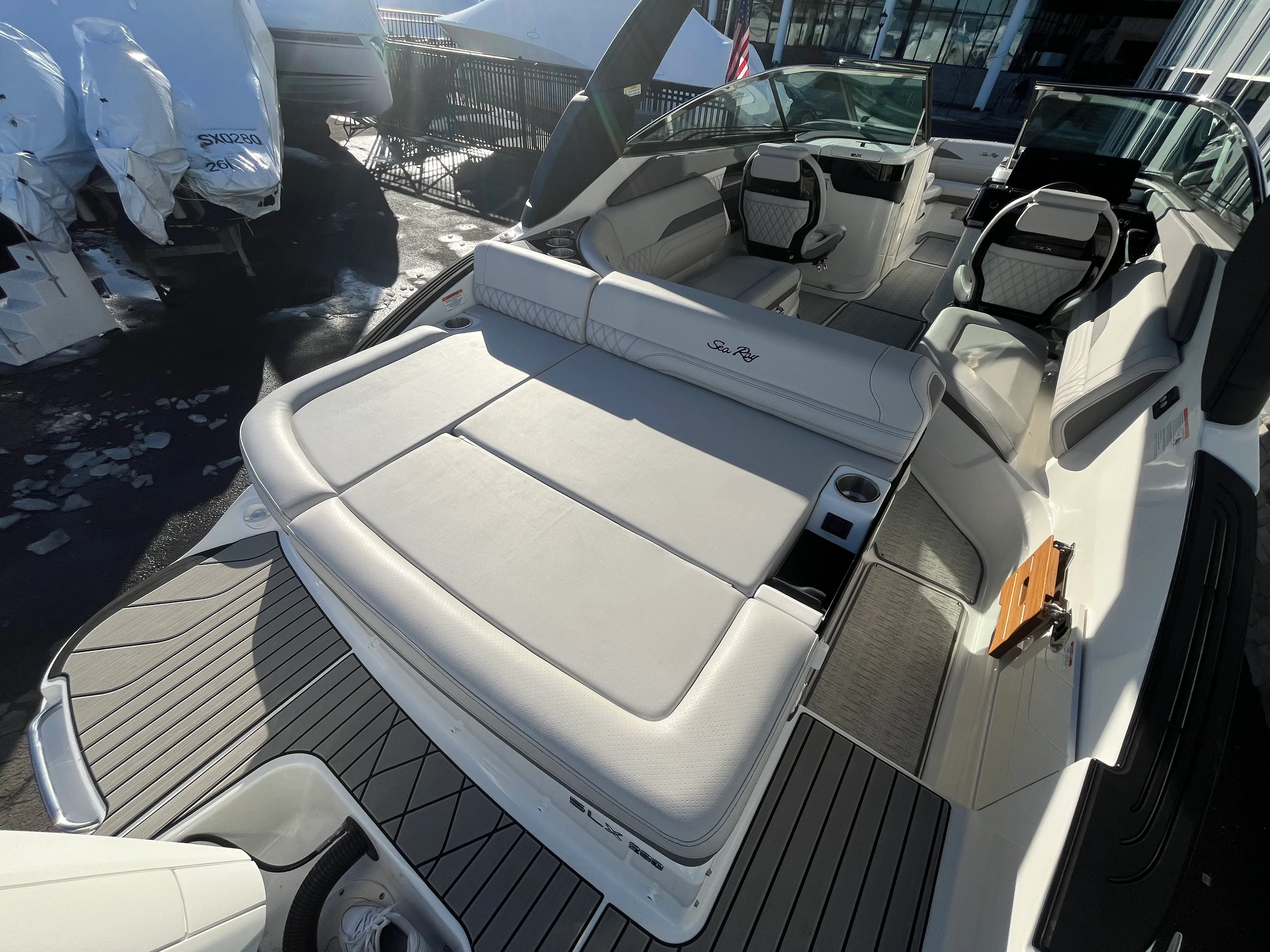 2026 Sea Ray SLX 260 Outboard Image Thumbnail #11