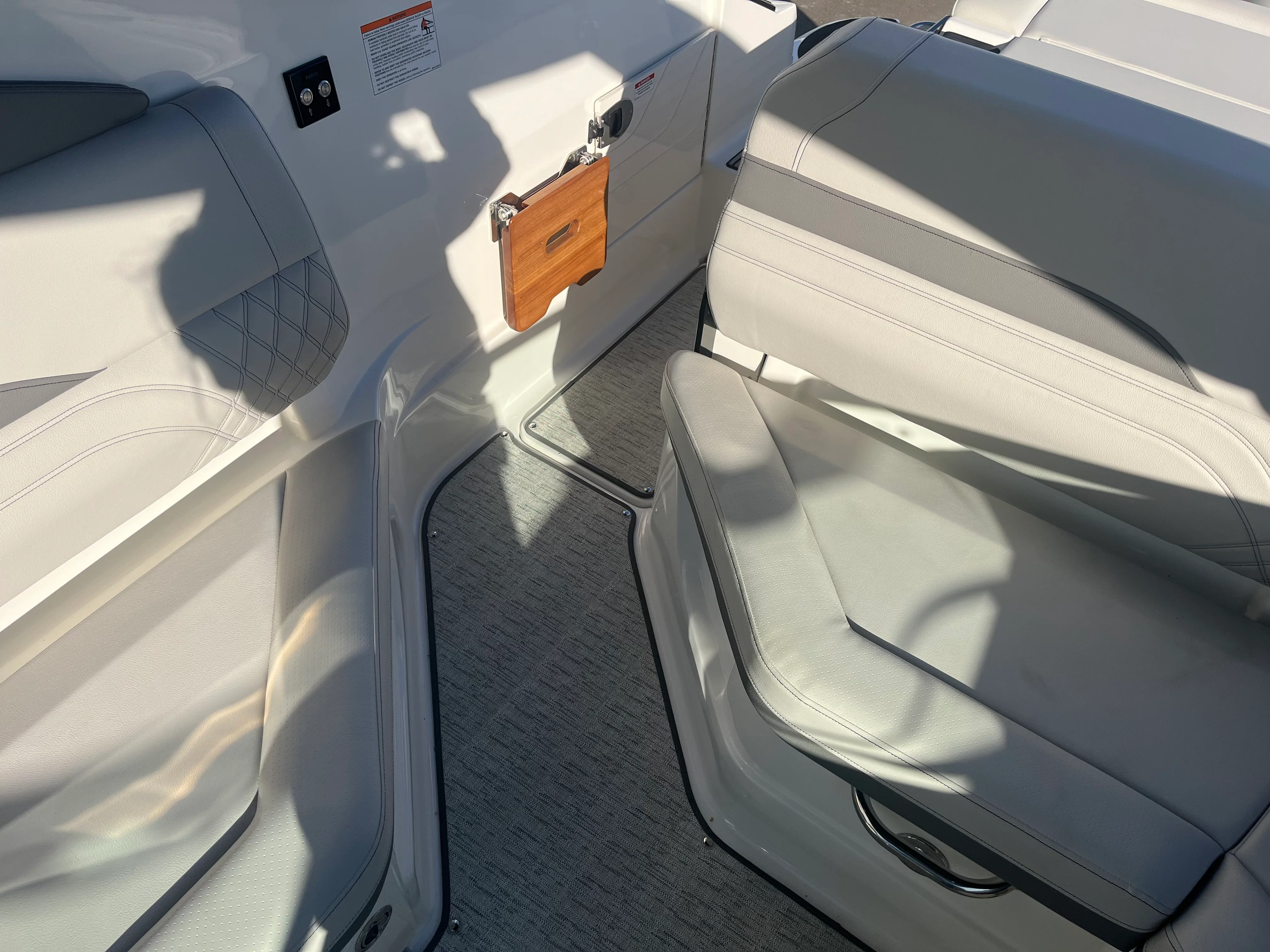 2026 Sea Ray SLX 260 Outboard Image Thumbnail #39