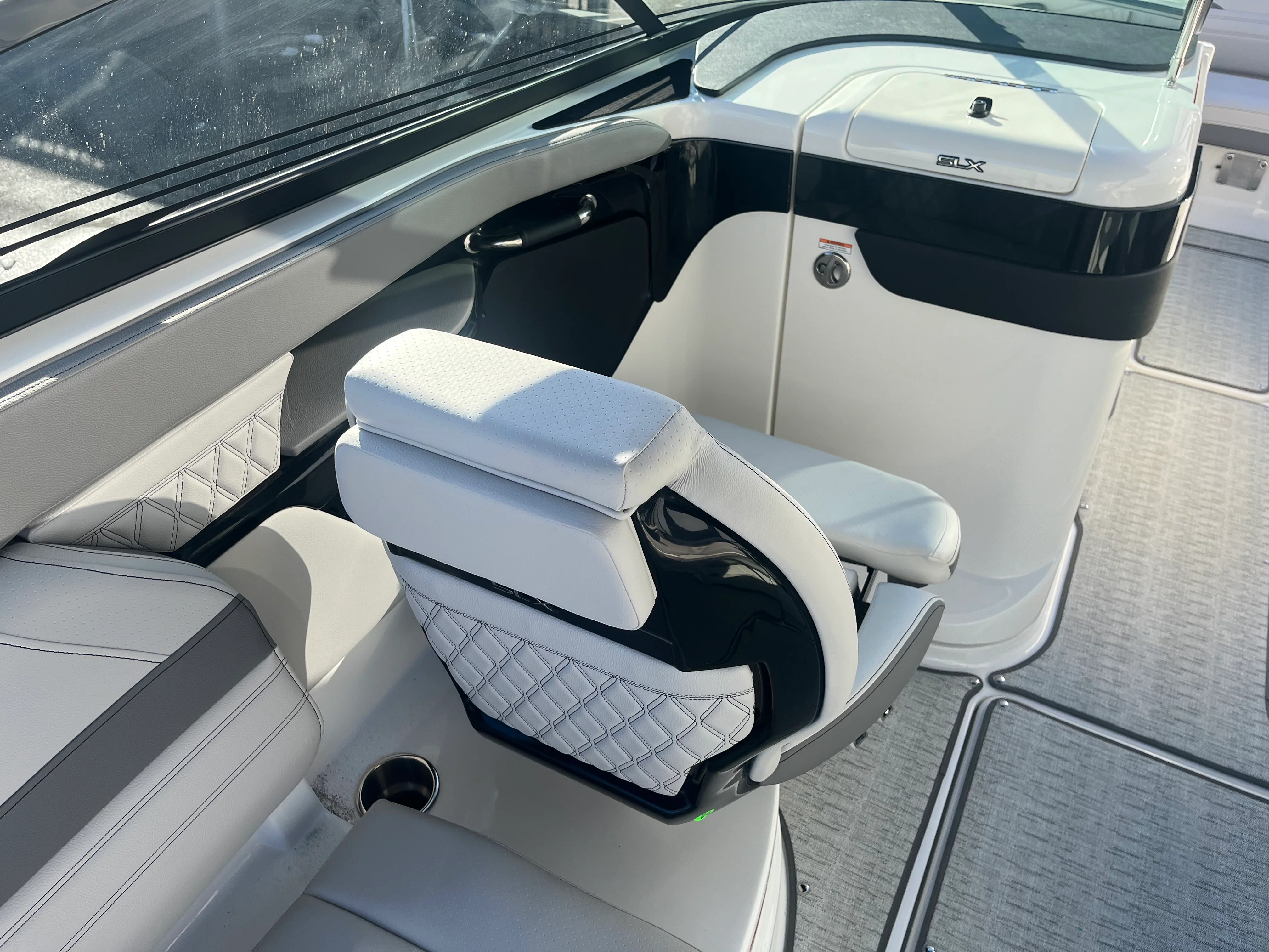 2026 Sea Ray SLX 260 Outboard Image Thumbnail #25