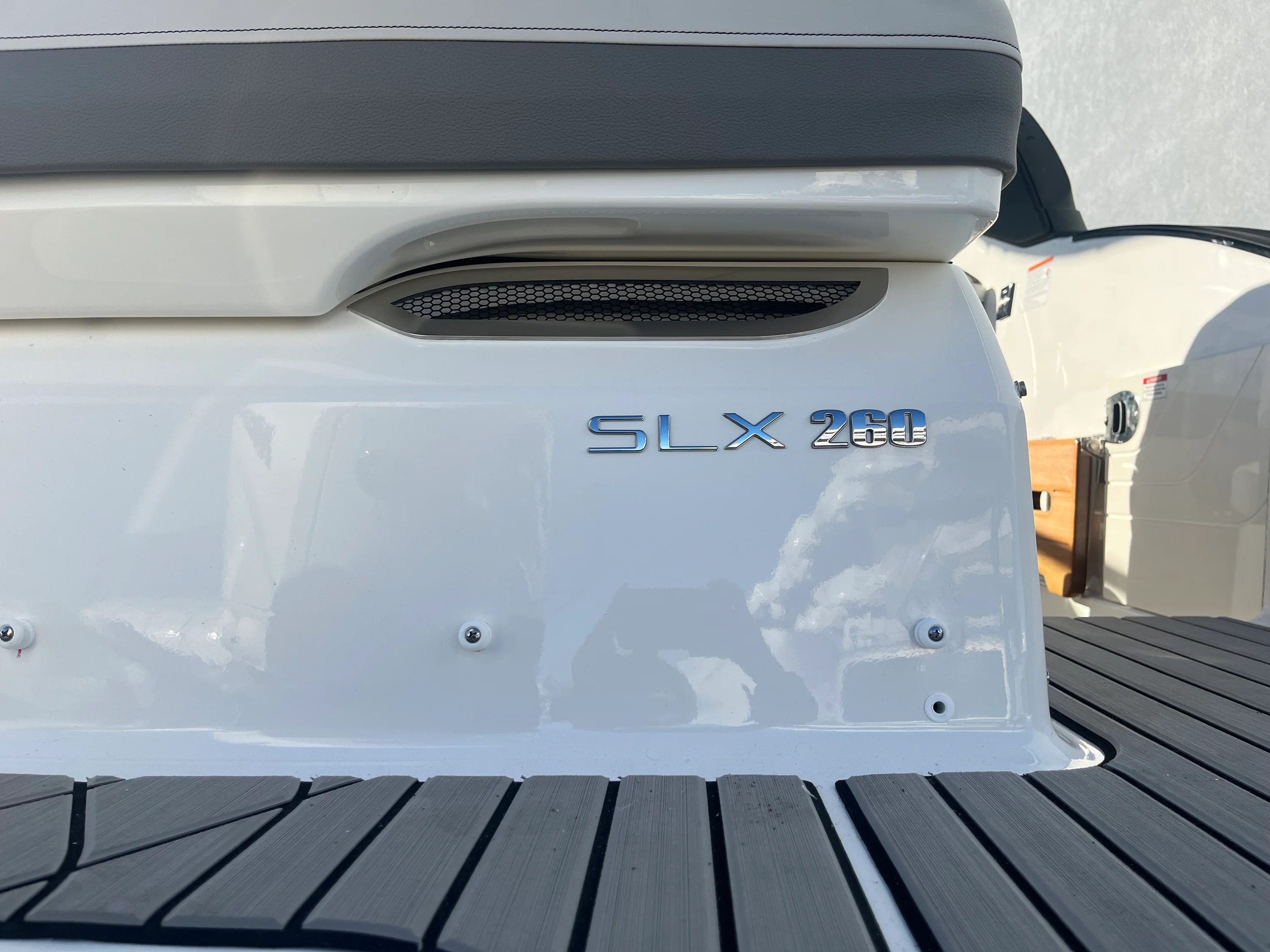 2026 Sea Ray SLX 260 Outboard Image Thumbnail #9