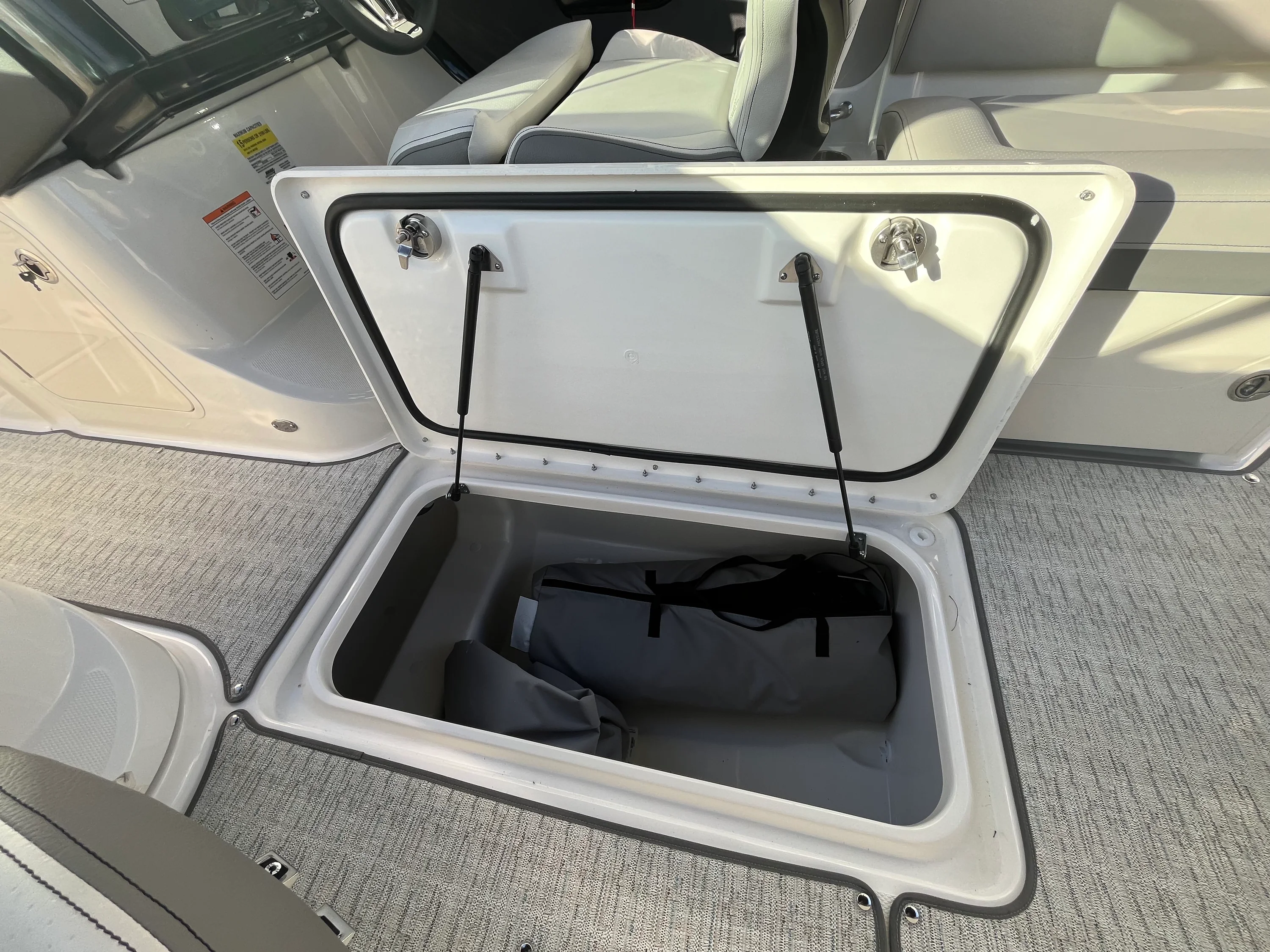 2026 Sea Ray SLX 260 Outboard Image Thumbnail #29