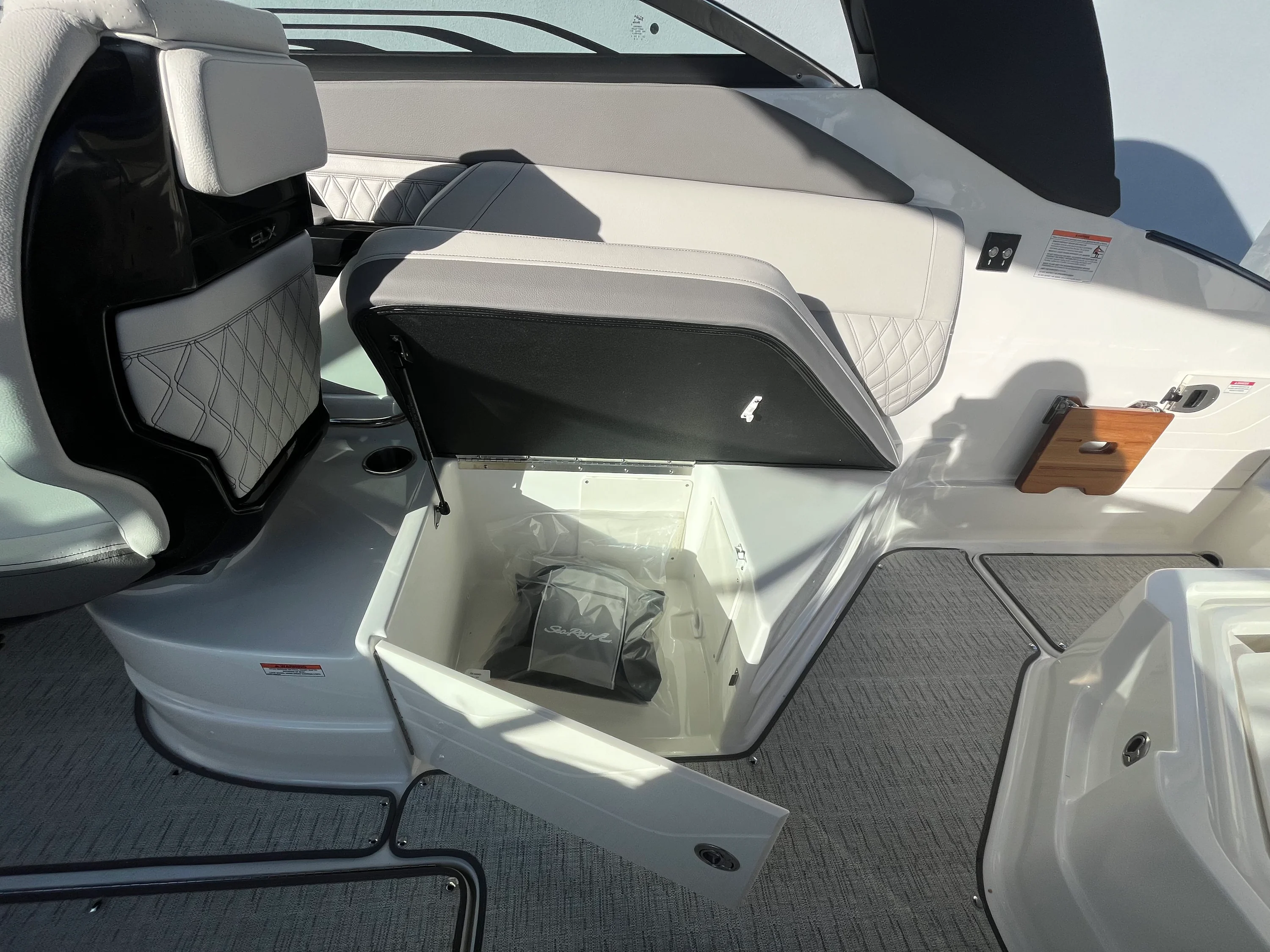 2026 Sea Ray SLX 260 Outboard Image Thumbnail #36