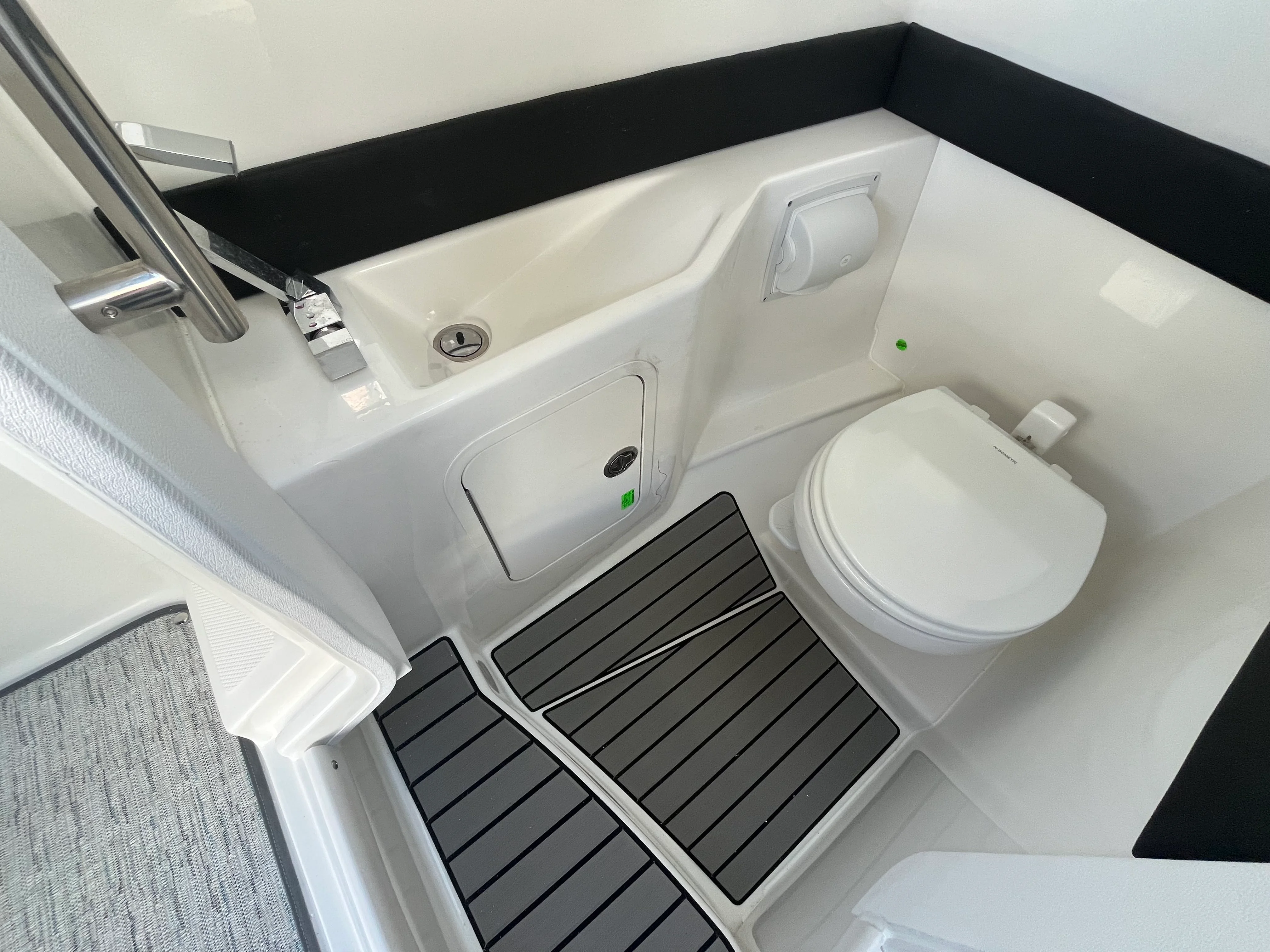 2026 Sea Ray SLX 260 Outboard Image Thumbnail #37