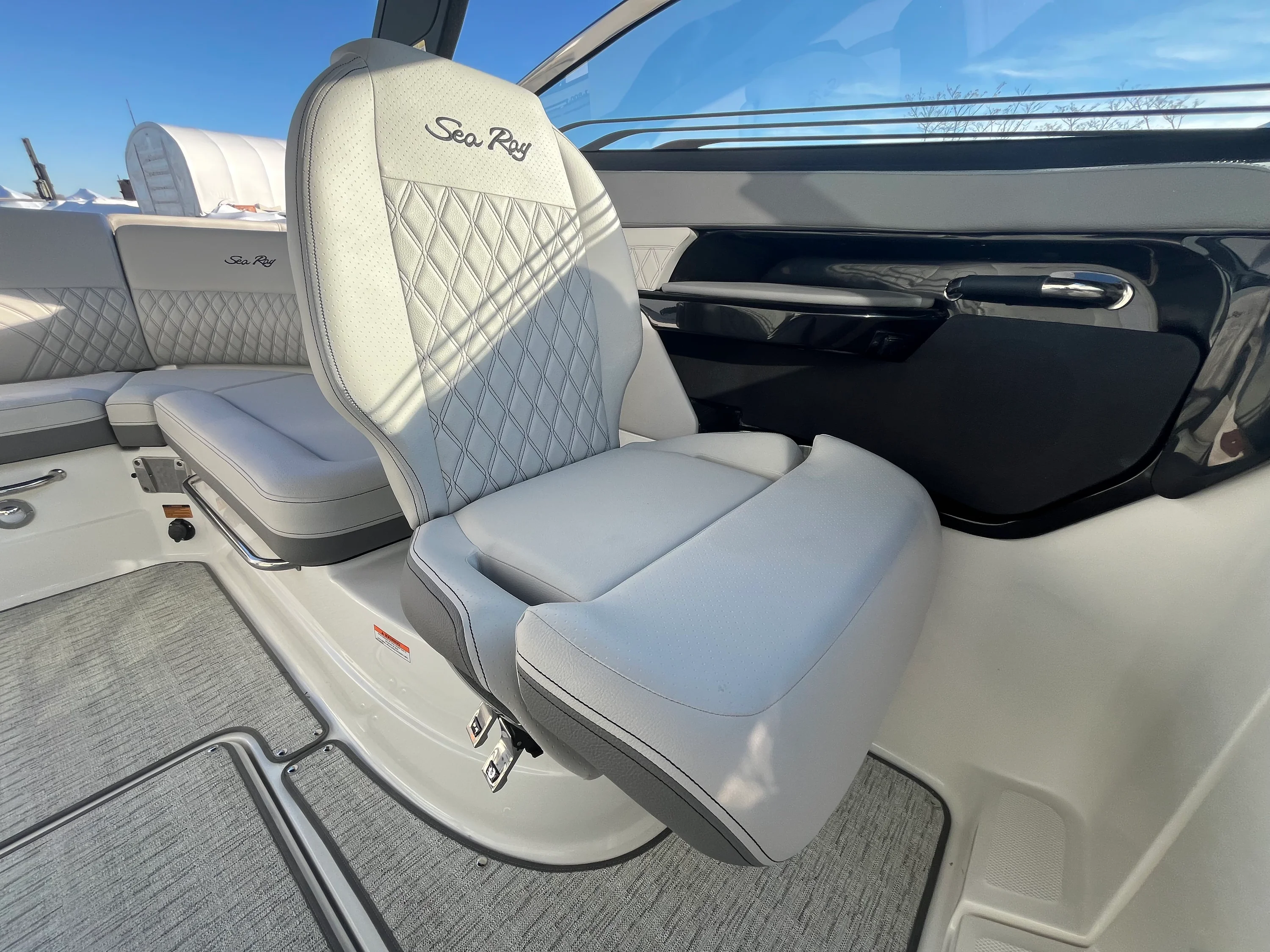 2026 Sea Ray SLX 260 Outboard Image Thumbnail #27