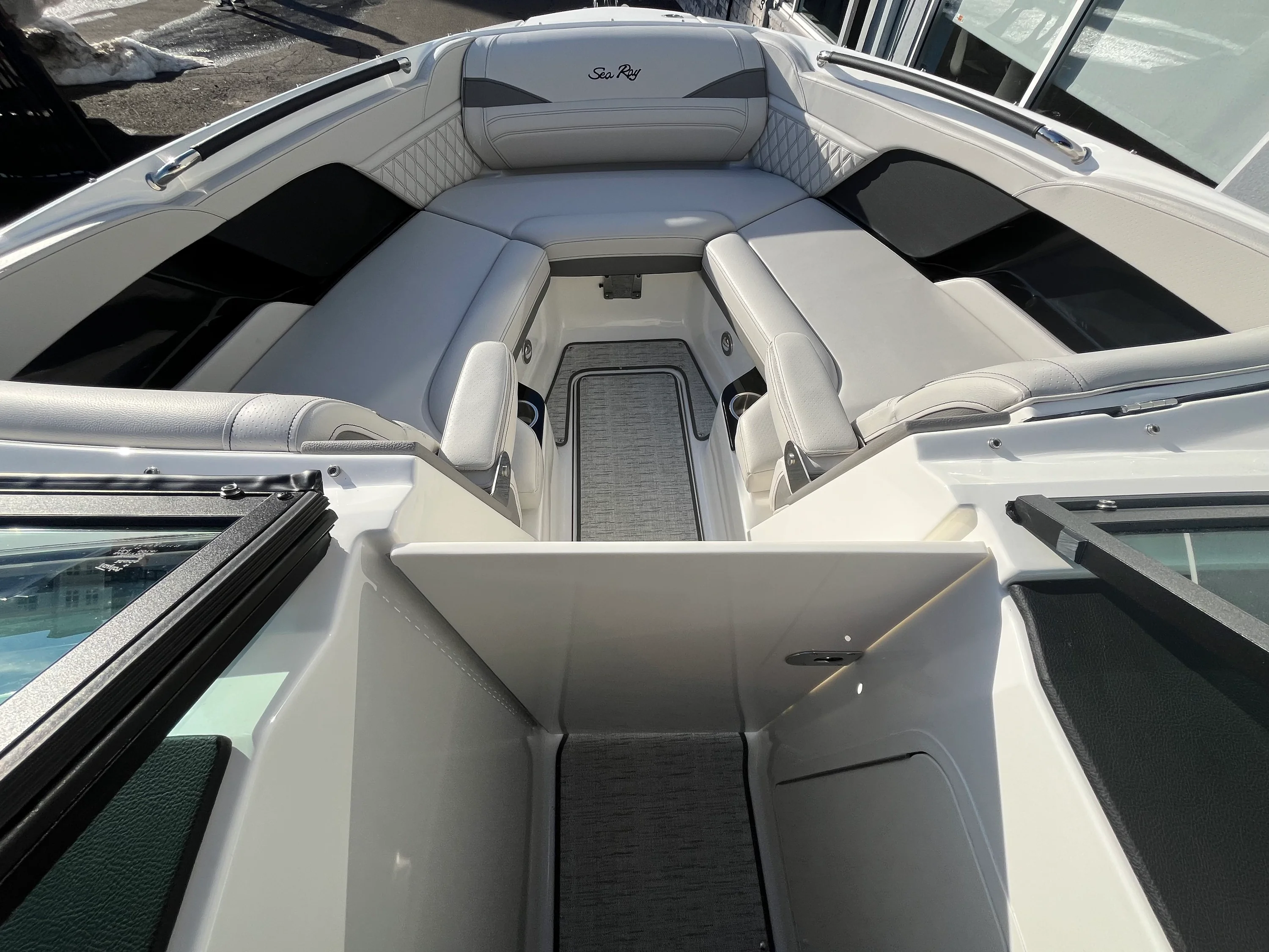 2026 Sea Ray SLX 260 Outboard Image Thumbnail #38