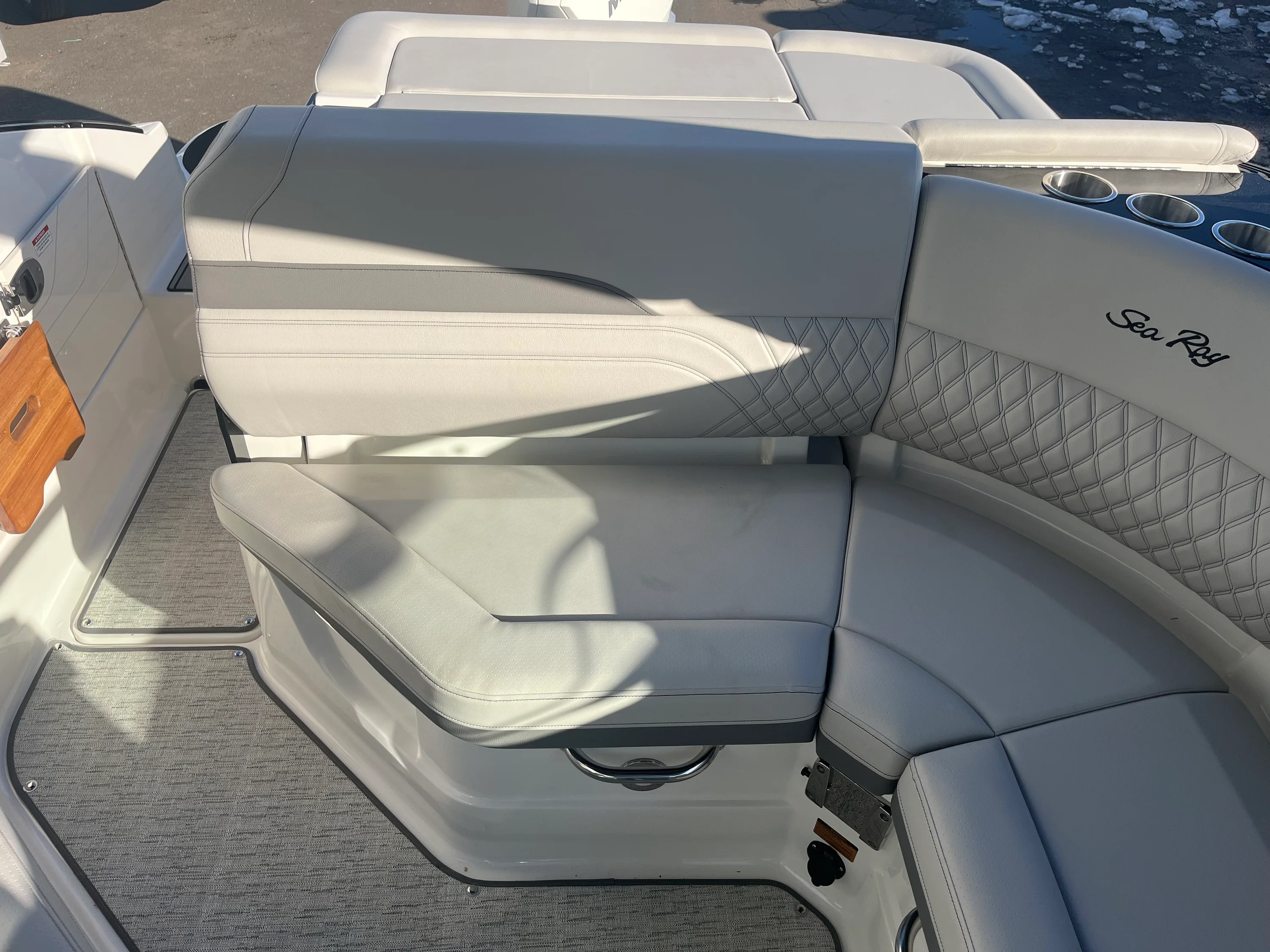 2026 Sea Ray SLX 260 Outboard Image Thumbnail #17