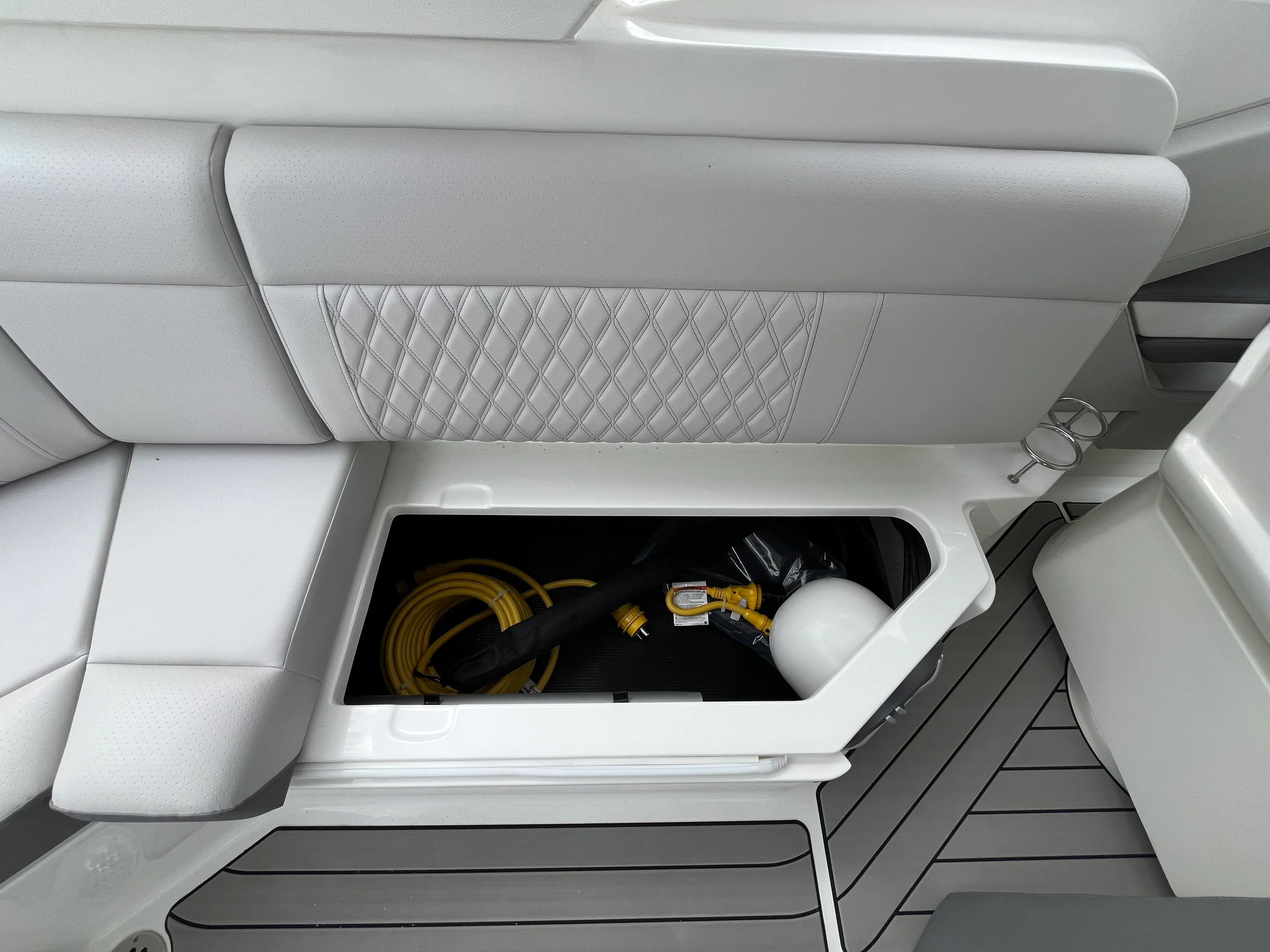 2026 Sea Ray SLX 310 Outboard Image Thumbnail #12