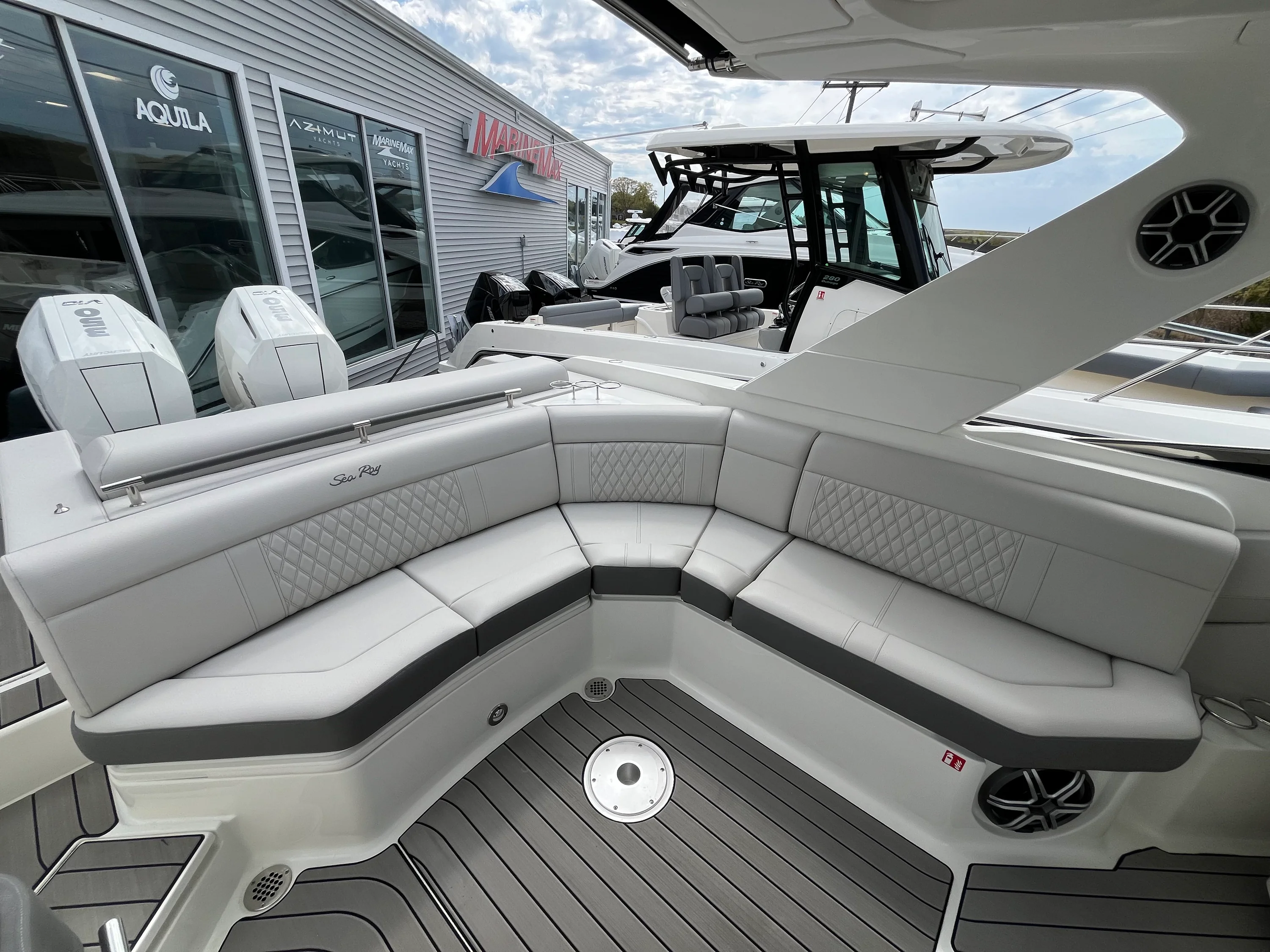 2026 Sea Ray SLX 310 Outboard Image Thumbnail #10