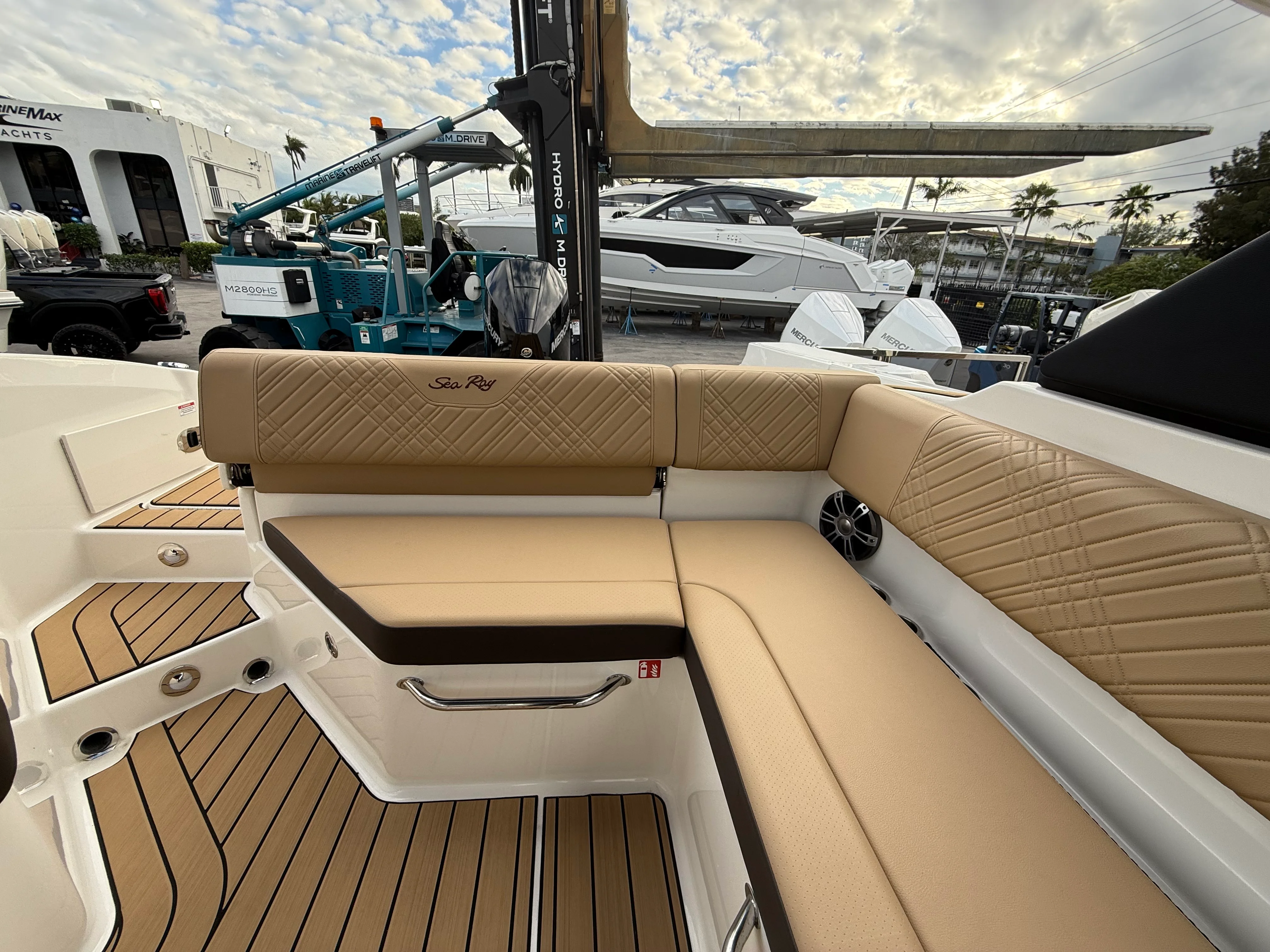 2026 Sea Ray SDX 270 Outboard Image Thumbnail #12