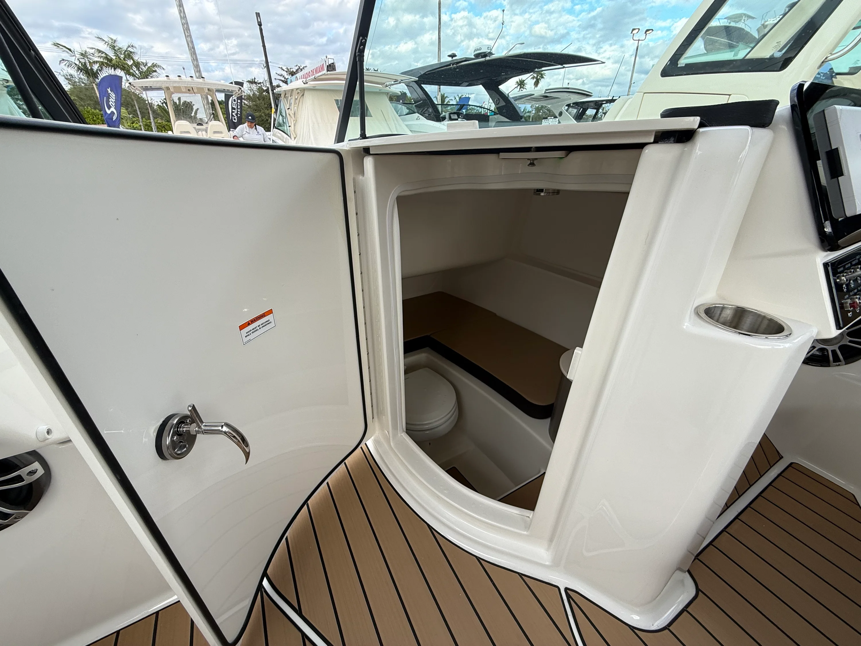 2026 Sea Ray SDX 270 Outboard Image Thumbnail #27