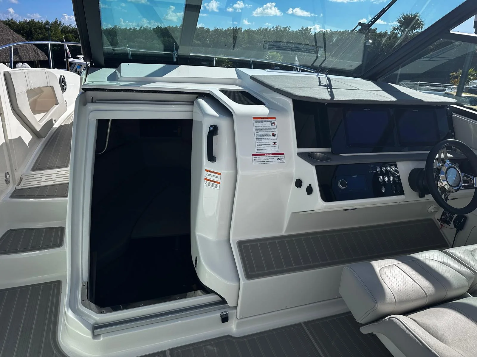 2026 Sea Ray Sundancer 320 Outboard Image Thumbnail #12