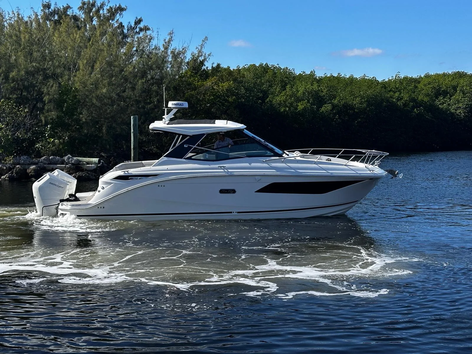 2026 Sea Ray Sundancer 320 Outboard Image Thumbnail #4