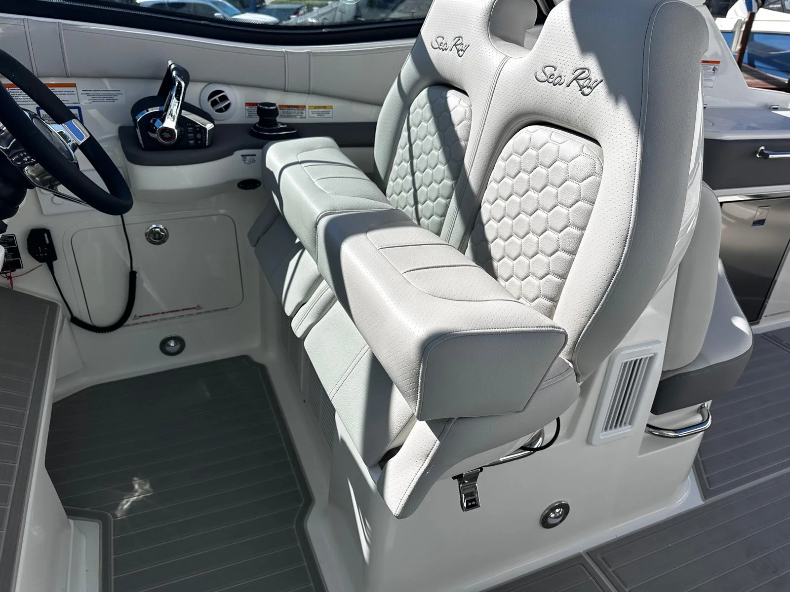 2026 Sea Ray Sundancer 320 Outboard Image Thumbnail #21