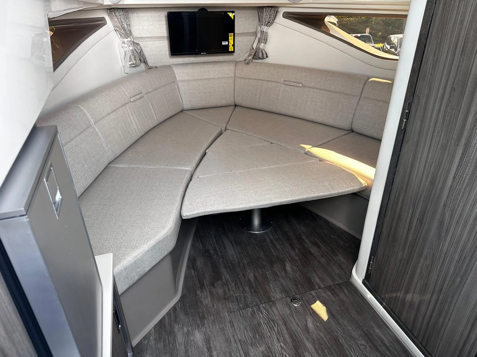 2026 Sea Ray Sundancer 320 Outboard Image Thumbnail #18