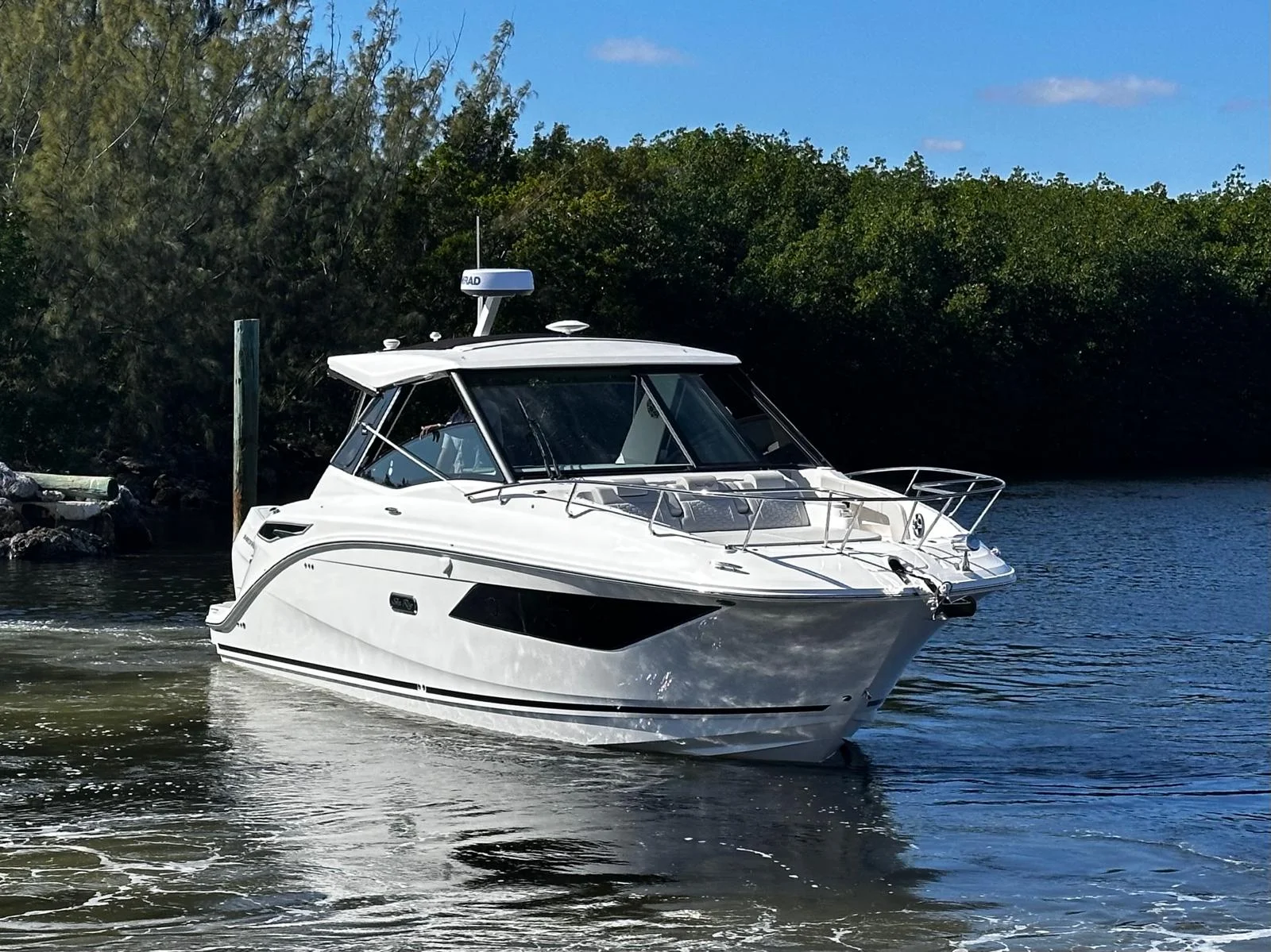 2026 Sea Ray Sundancer 320 Outboard Image Thumbnail #3
