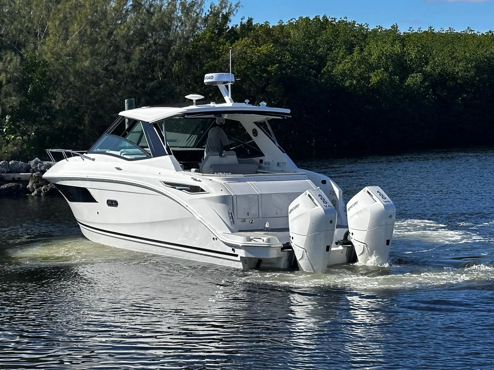 2026 Sea Ray Sundancer 320 Outboard Image Thumbnail #7