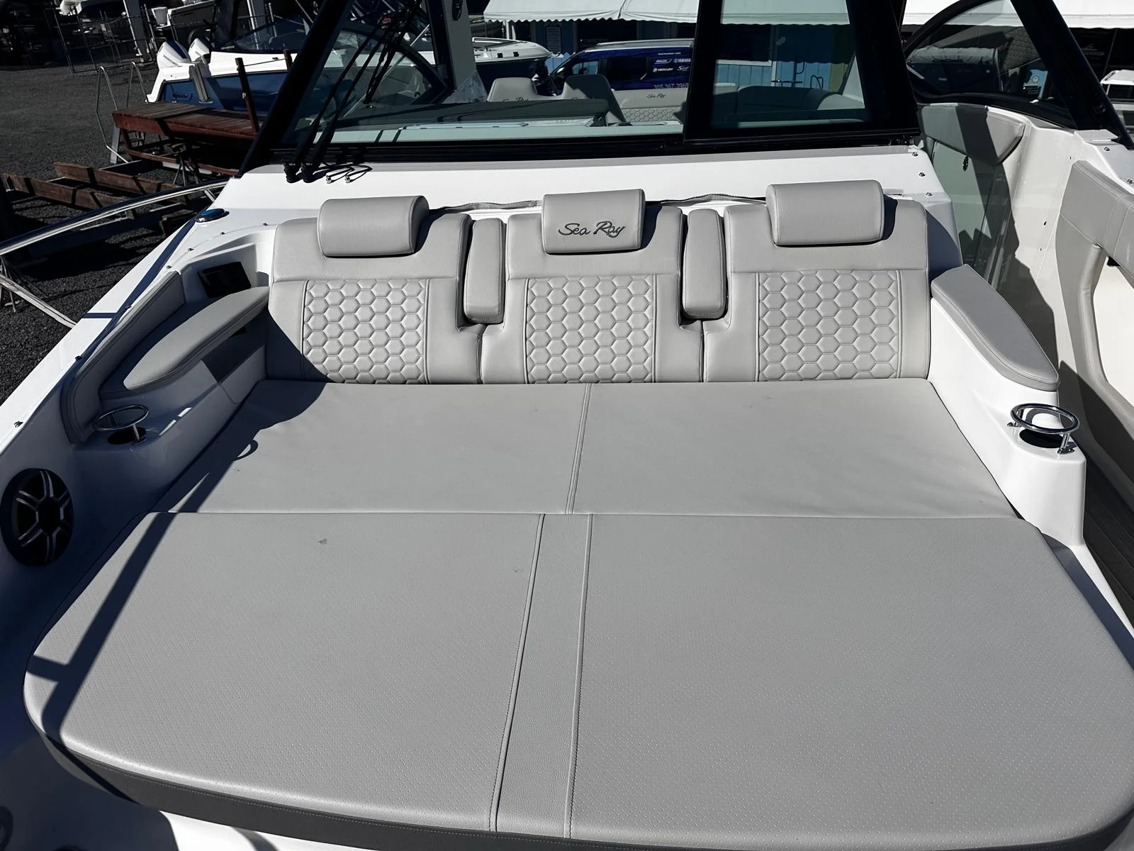 2026 Sea Ray Sundancer 320 Outboard Image Thumbnail #10