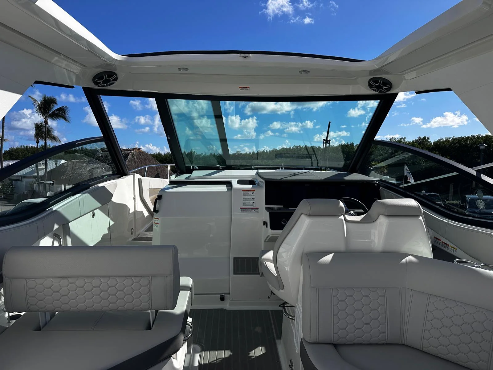 2026 Sea Ray Sundancer 320 Outboard Image Thumbnail #23