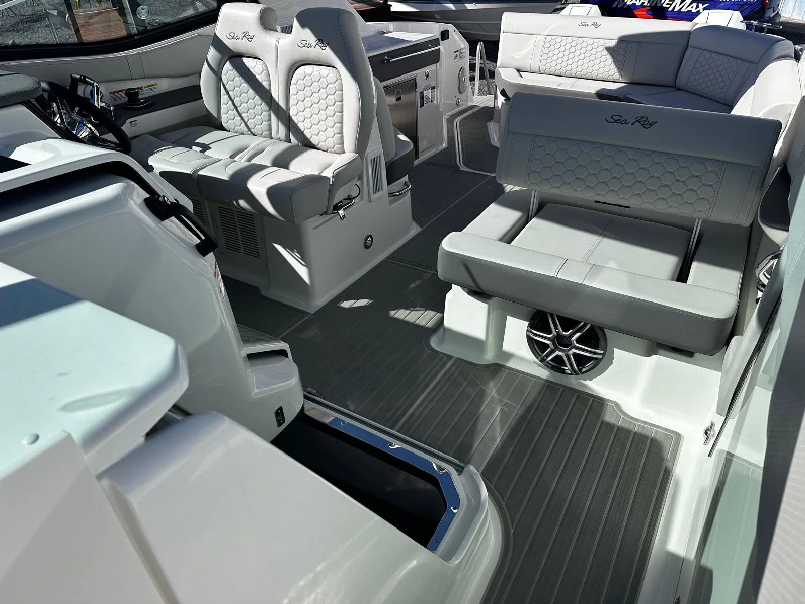 2026 Sea Ray Sundancer 320 Outboard Image Thumbnail #11