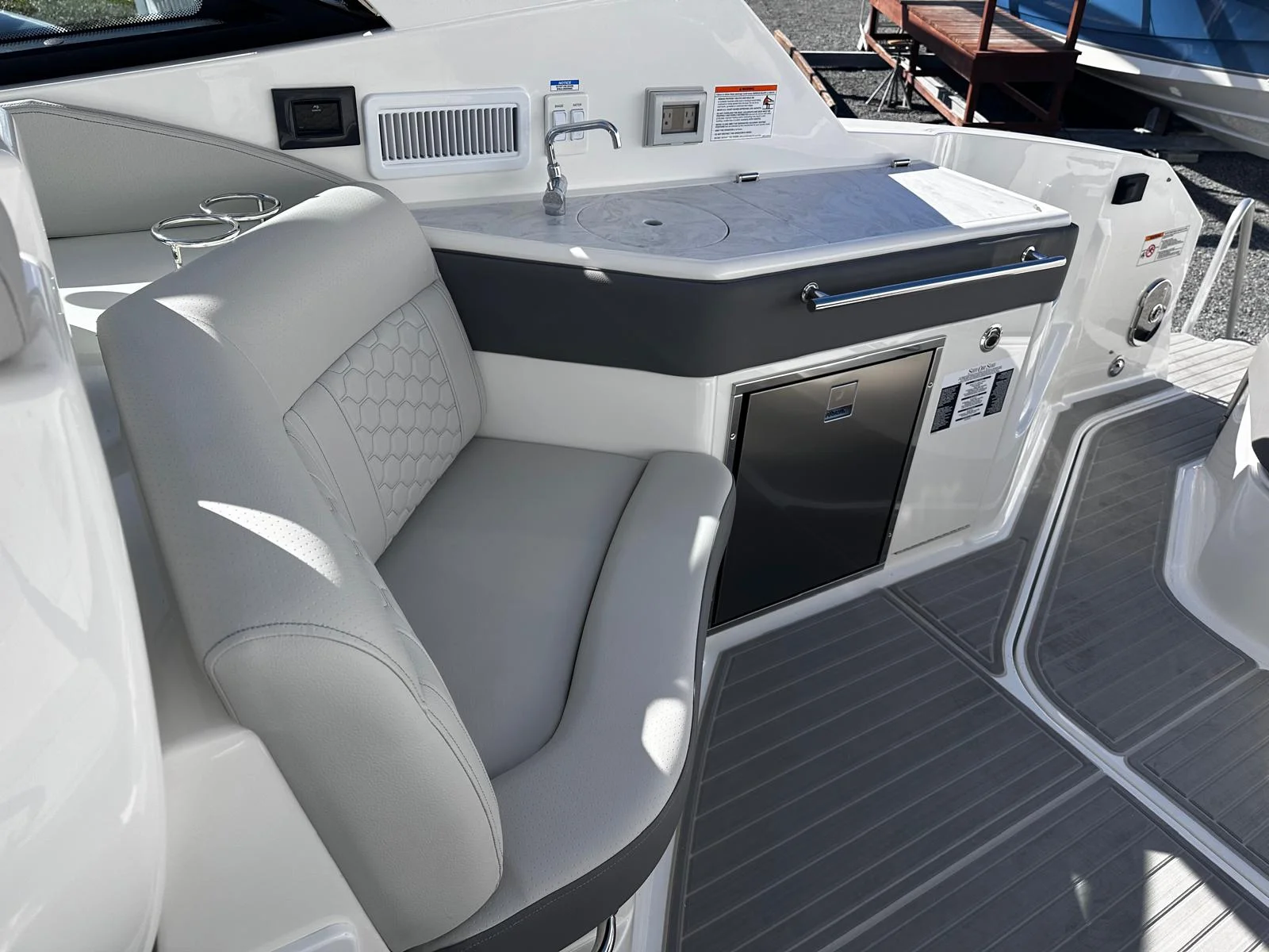 2026 Sea Ray Sundancer 320 Outboard Image Thumbnail #24