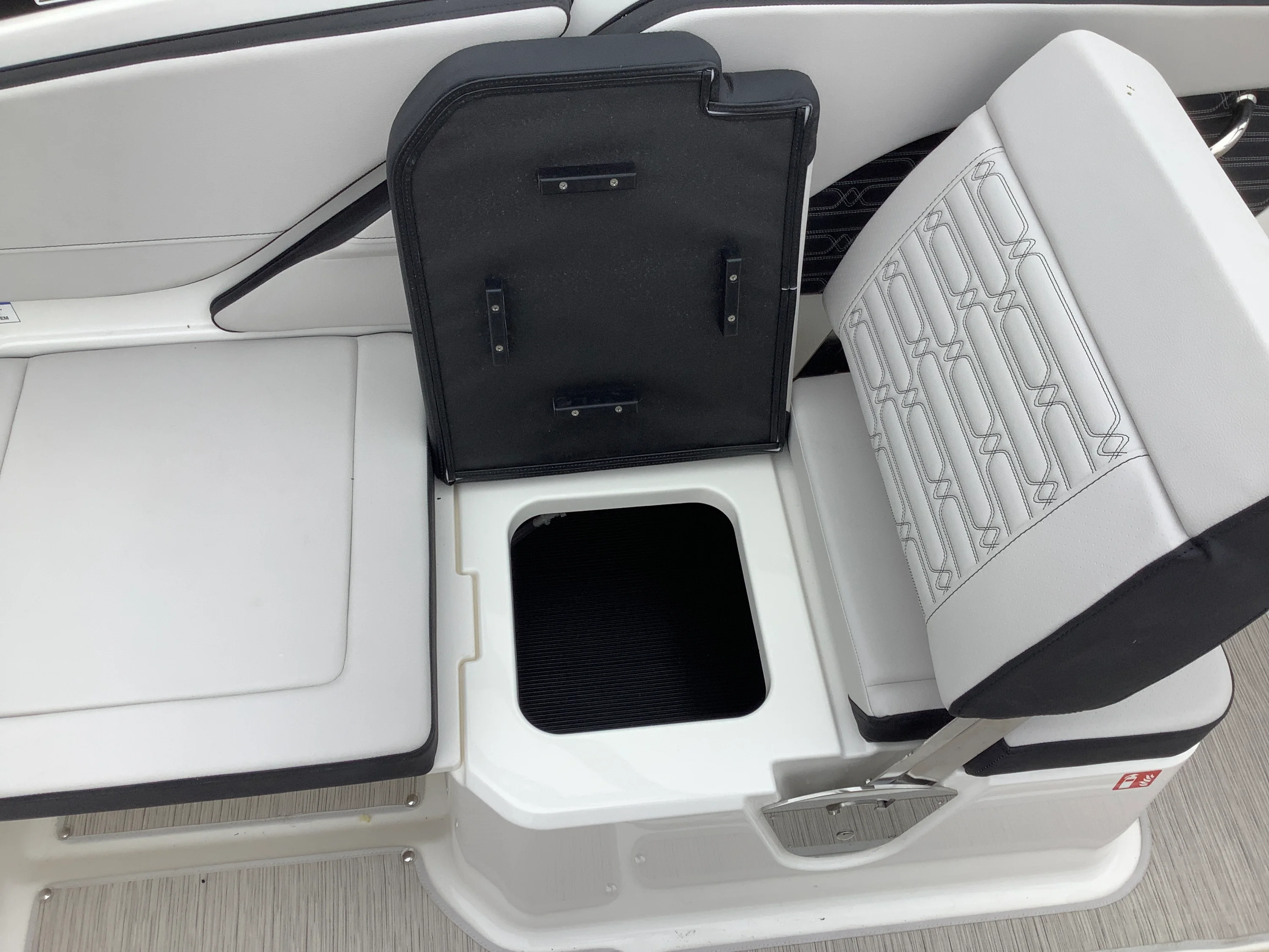 2026 Sea Ray SPX 210 Outboard Image Thumbnail #11