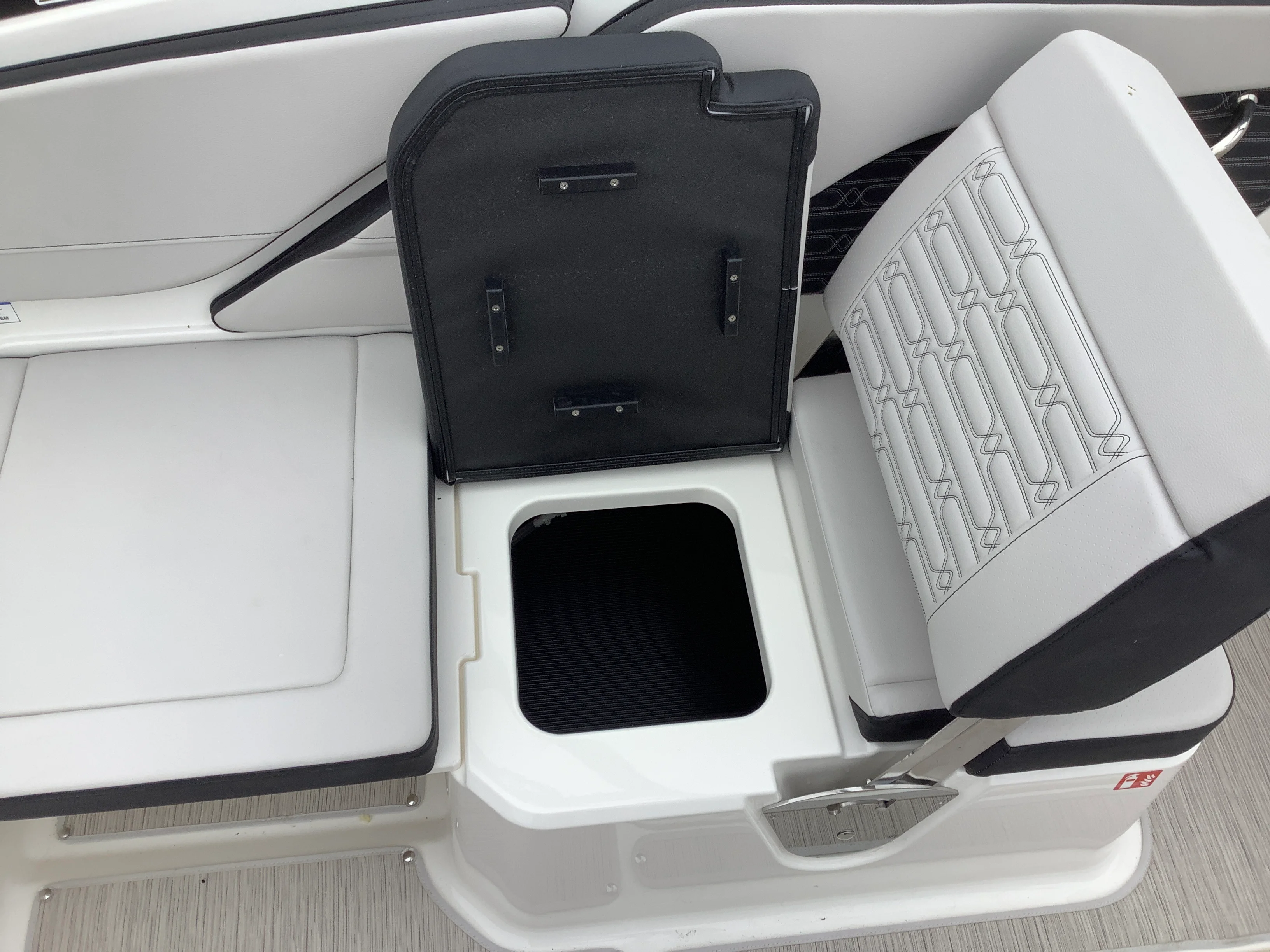 2026 Sea Ray SPX 210 Outboard Image Thumbnail #11