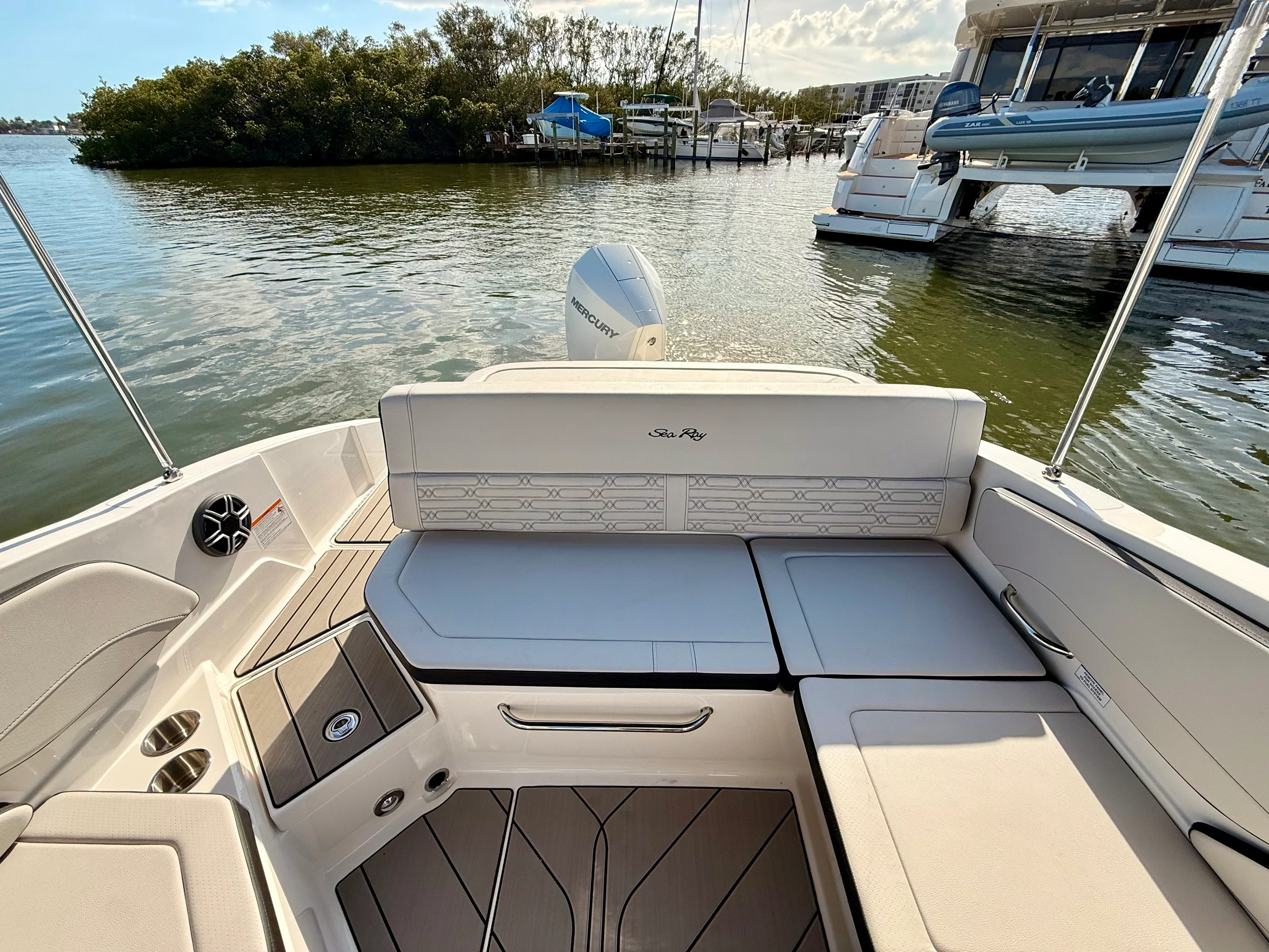 2026 Sea Ray SPX 210 Outboard Image Thumbnail #32