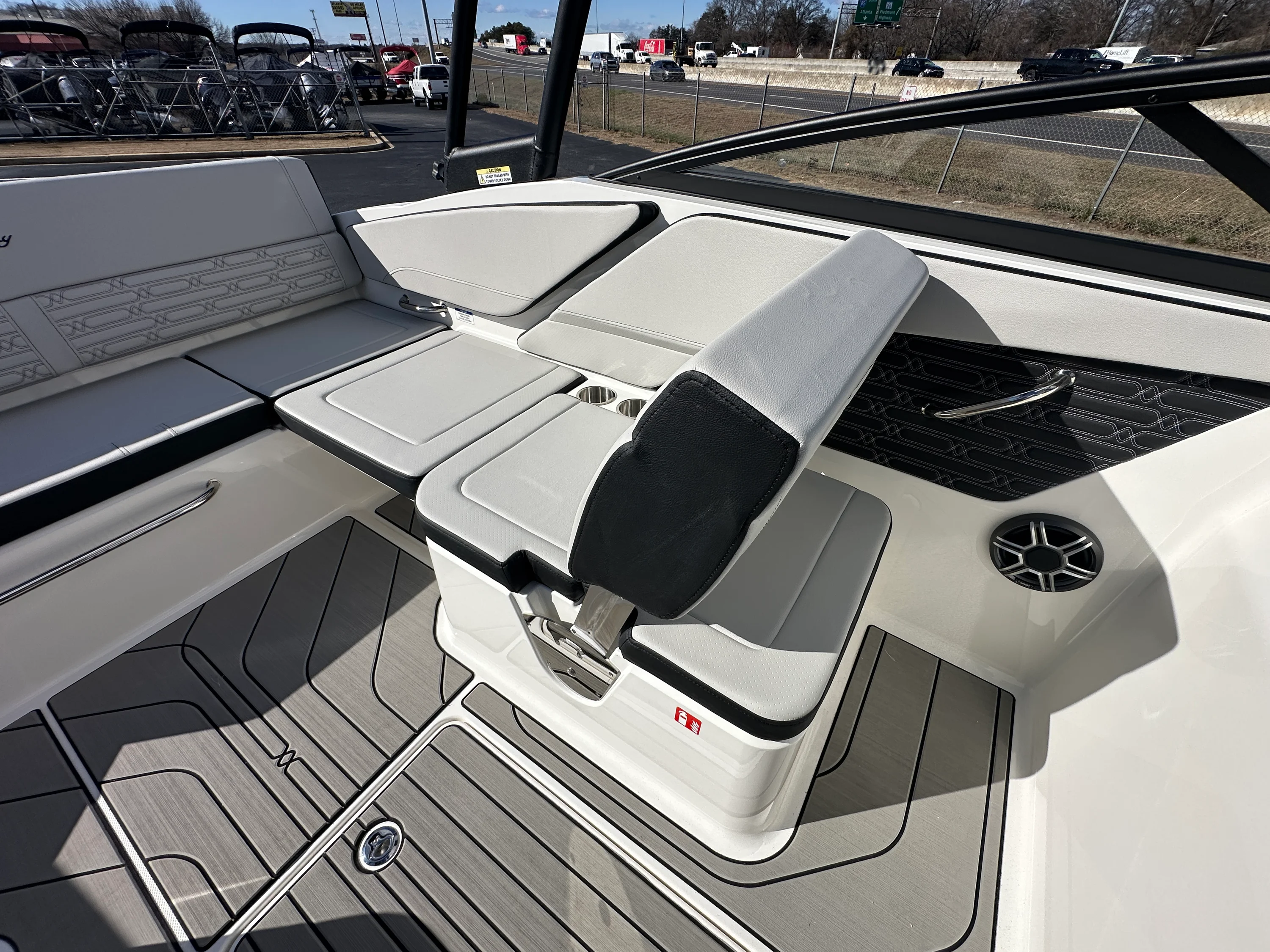 2026 Sea Ray SPX 210 Outboard Image Thumbnail #9