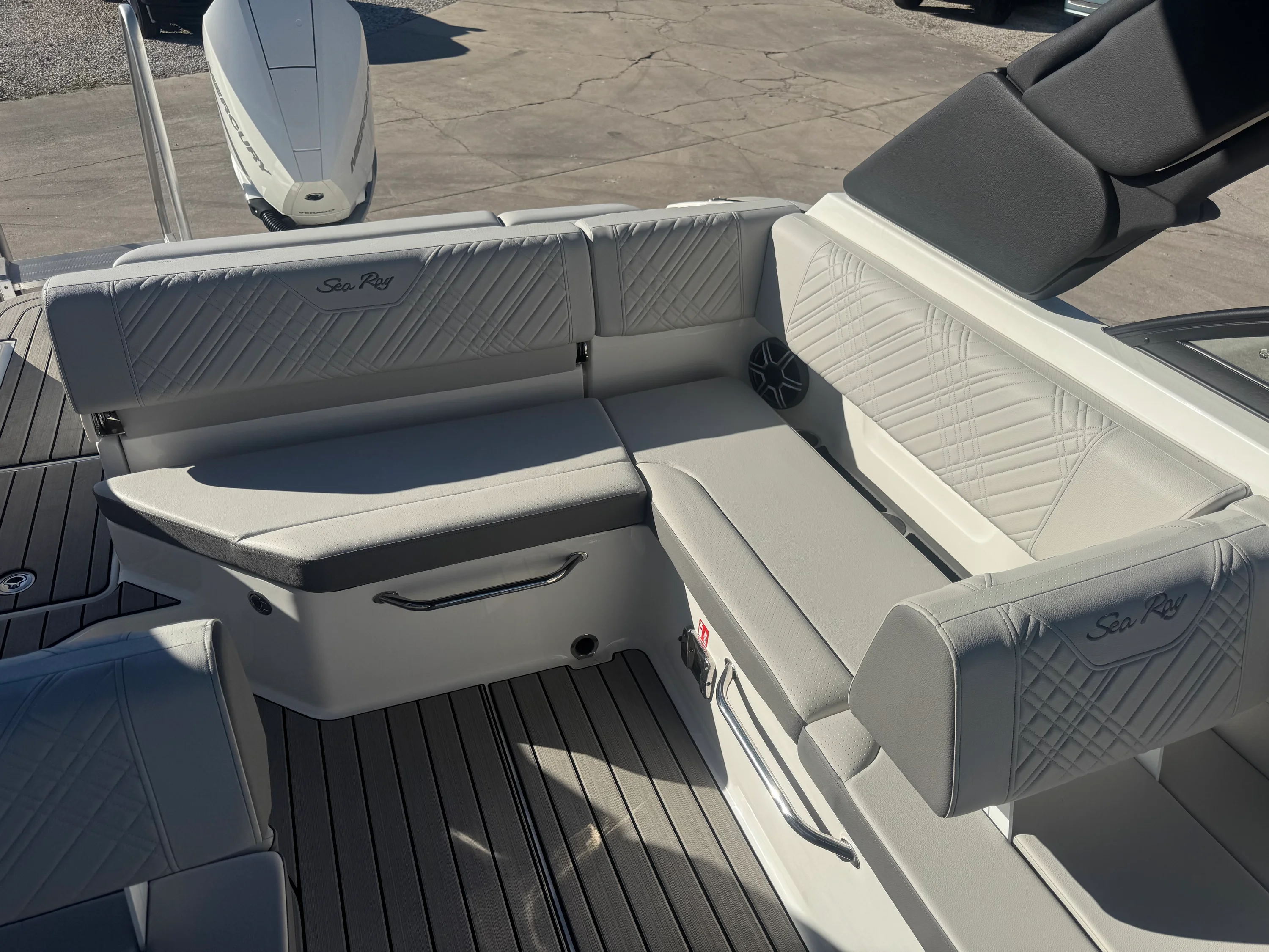 2026 Sea Ray SDX 230 Outboard Image Thumbnail #6