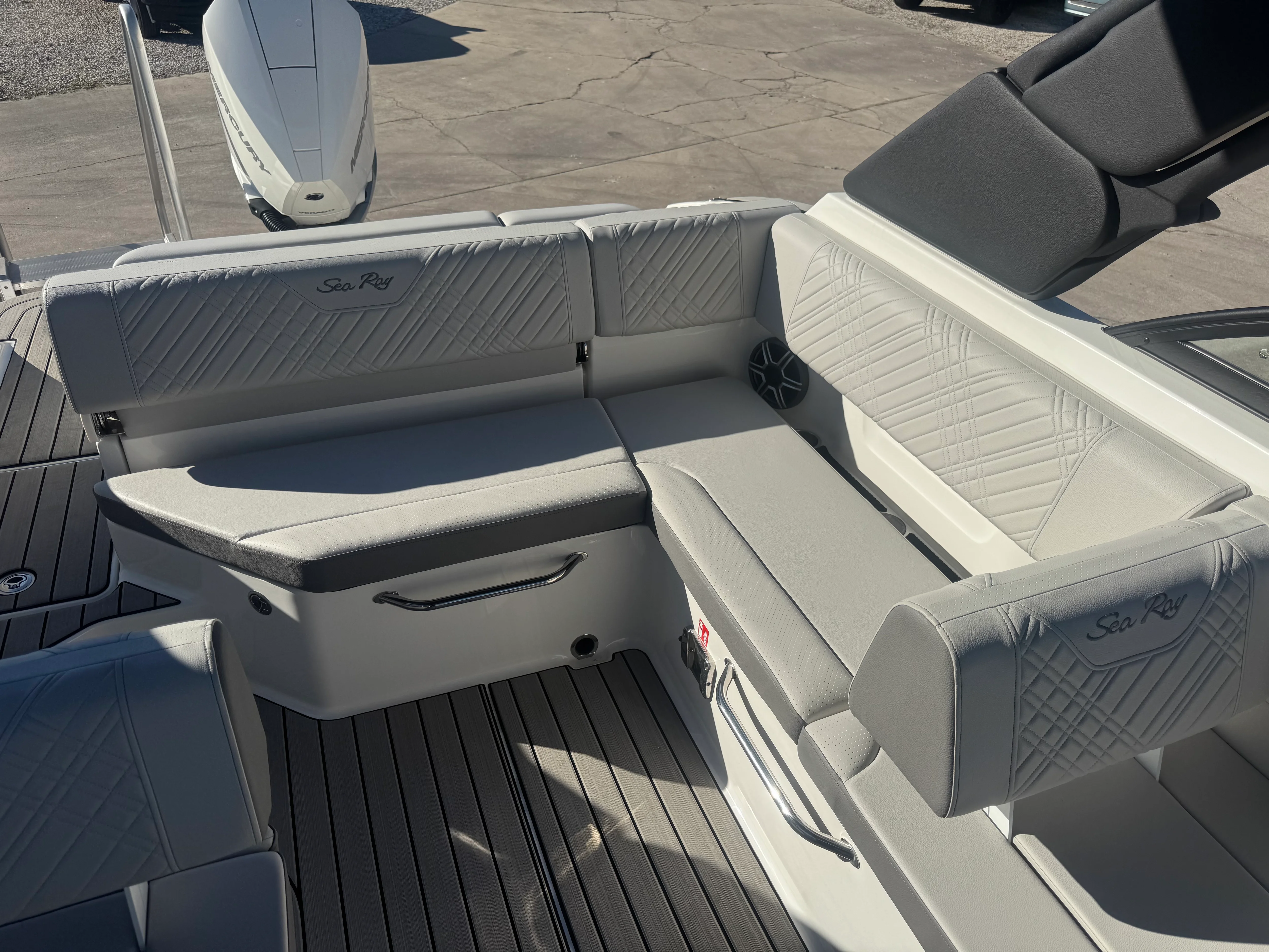 2026 Sea Ray SDX 230 Outboard Image Thumbnail #6