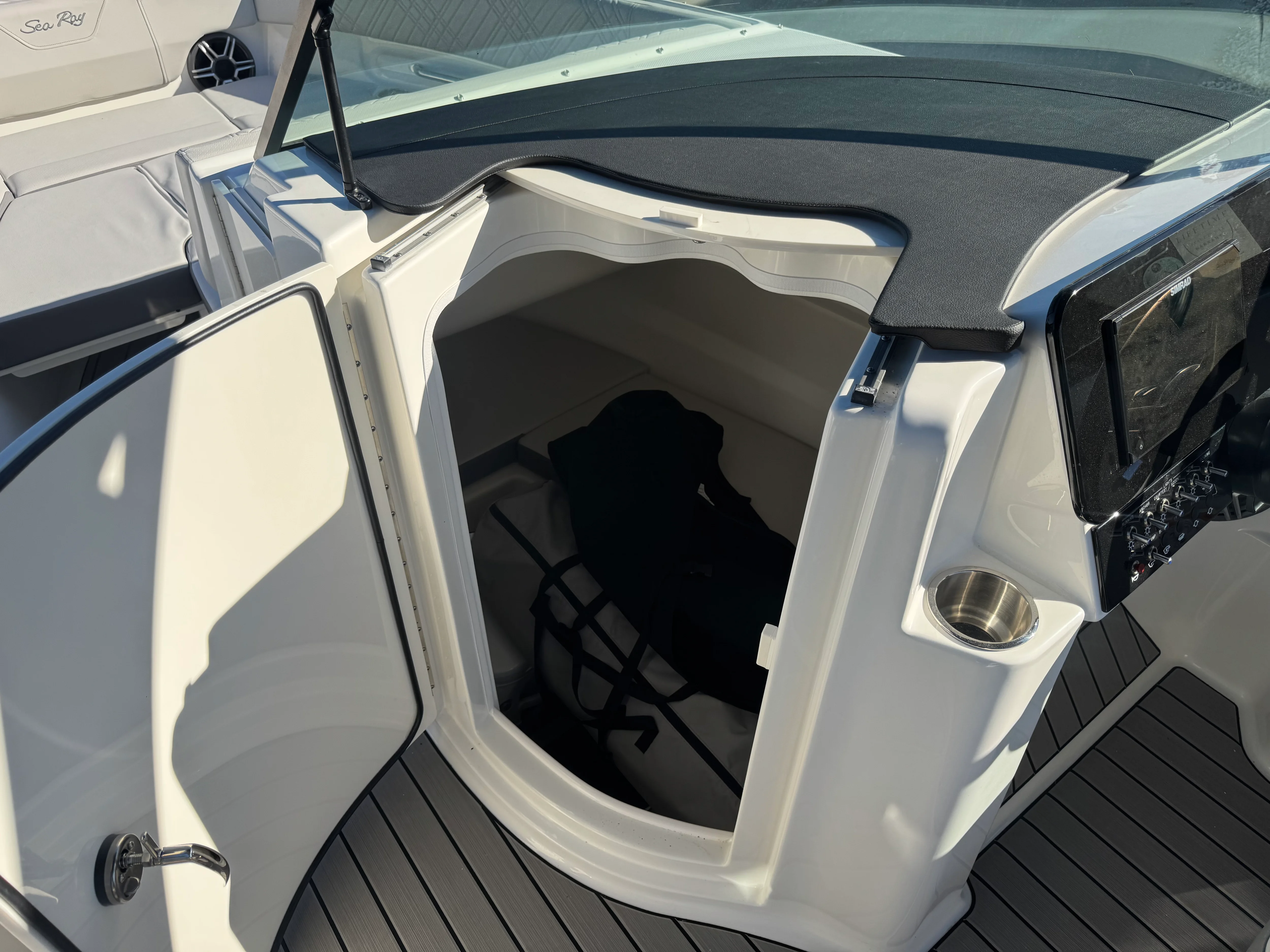 2026 Sea Ray SDX 230 Outboard Image Thumbnail #11