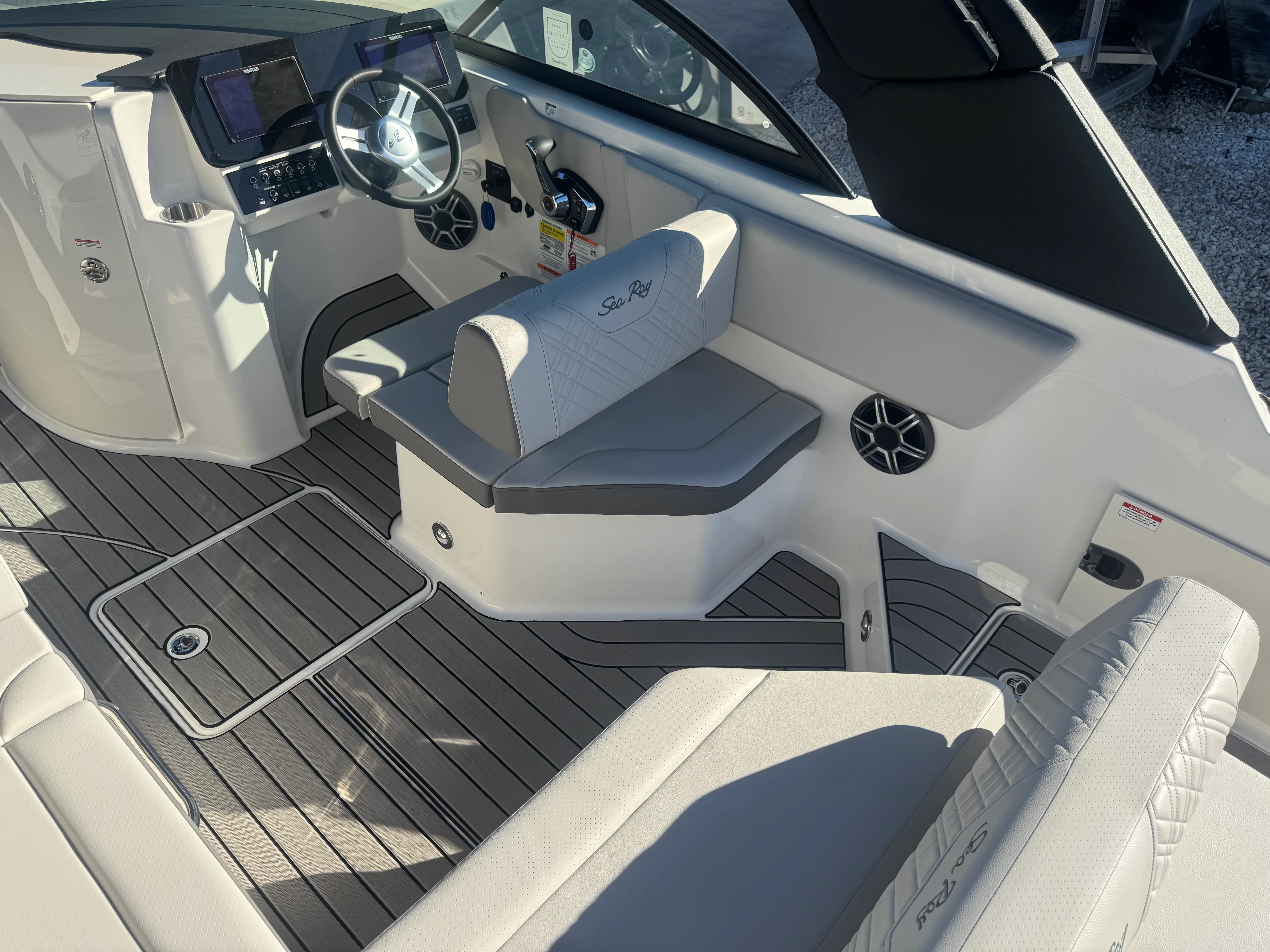 2026 Sea Ray SDX 230 Outboard Image Thumbnail #5