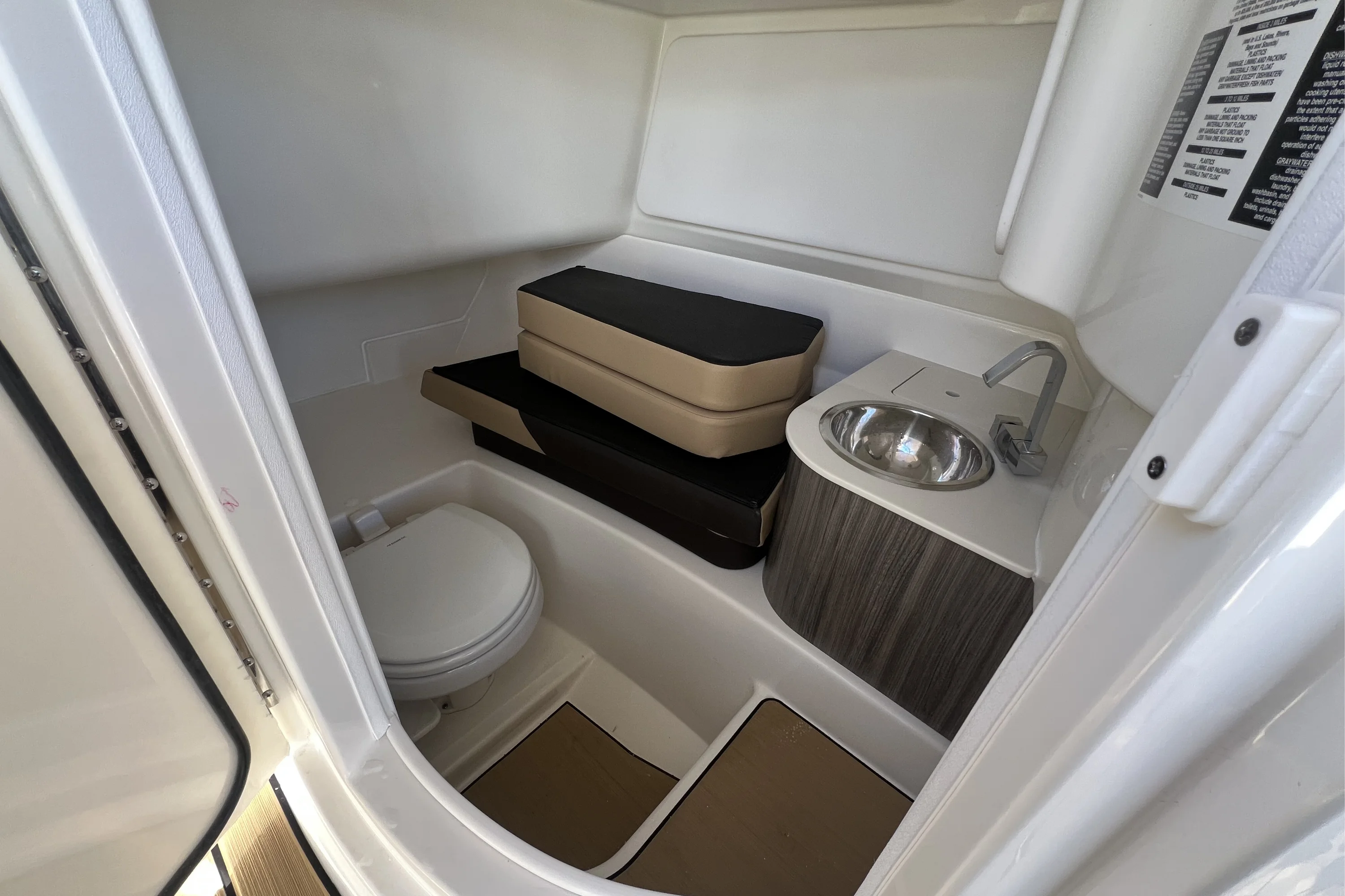 2026 Sea Ray SDX 250 Outboard Image Thumbnail #20