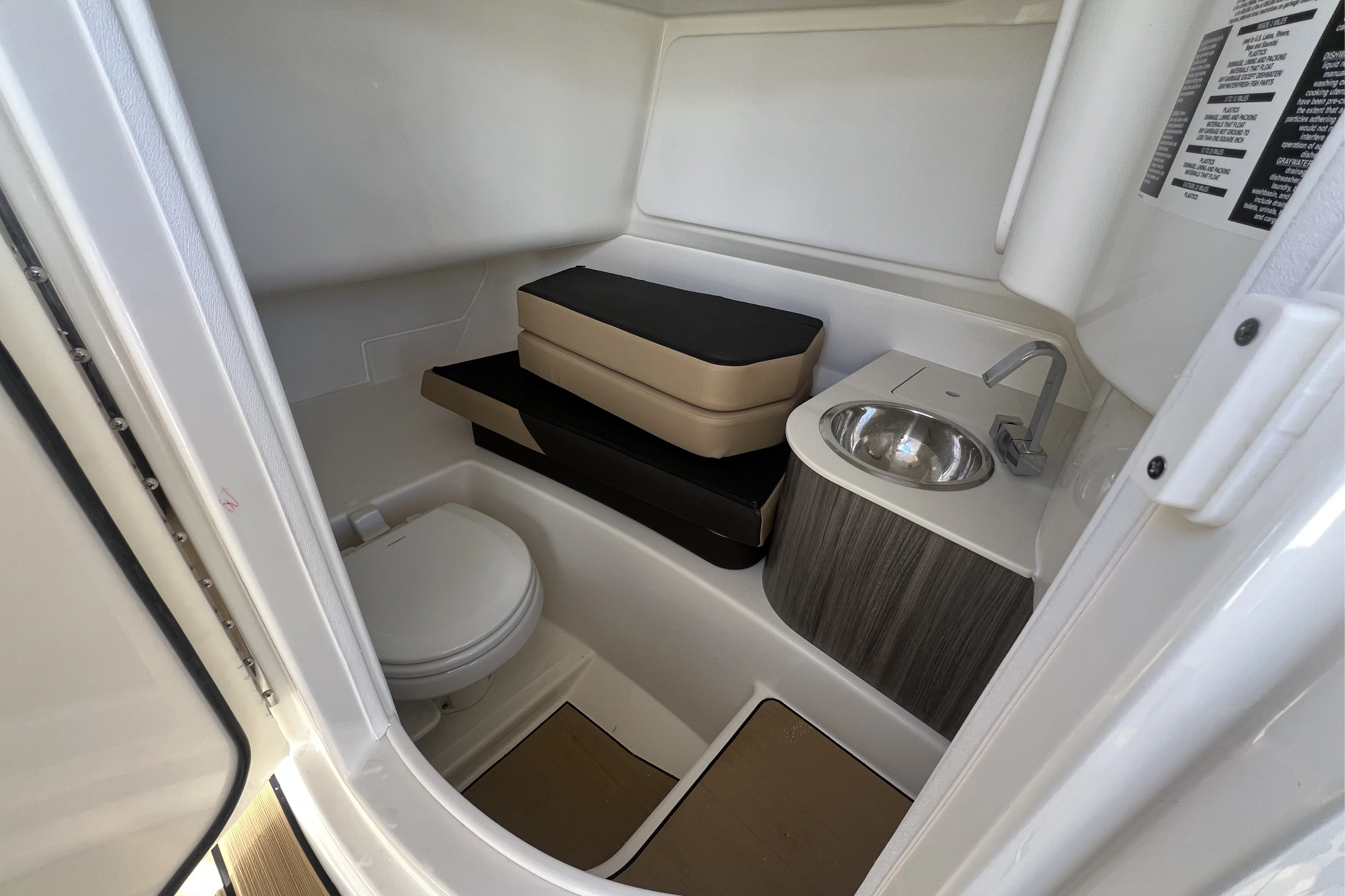 2026 Sea Ray SDX 250 Outboard Image Thumbnail #20