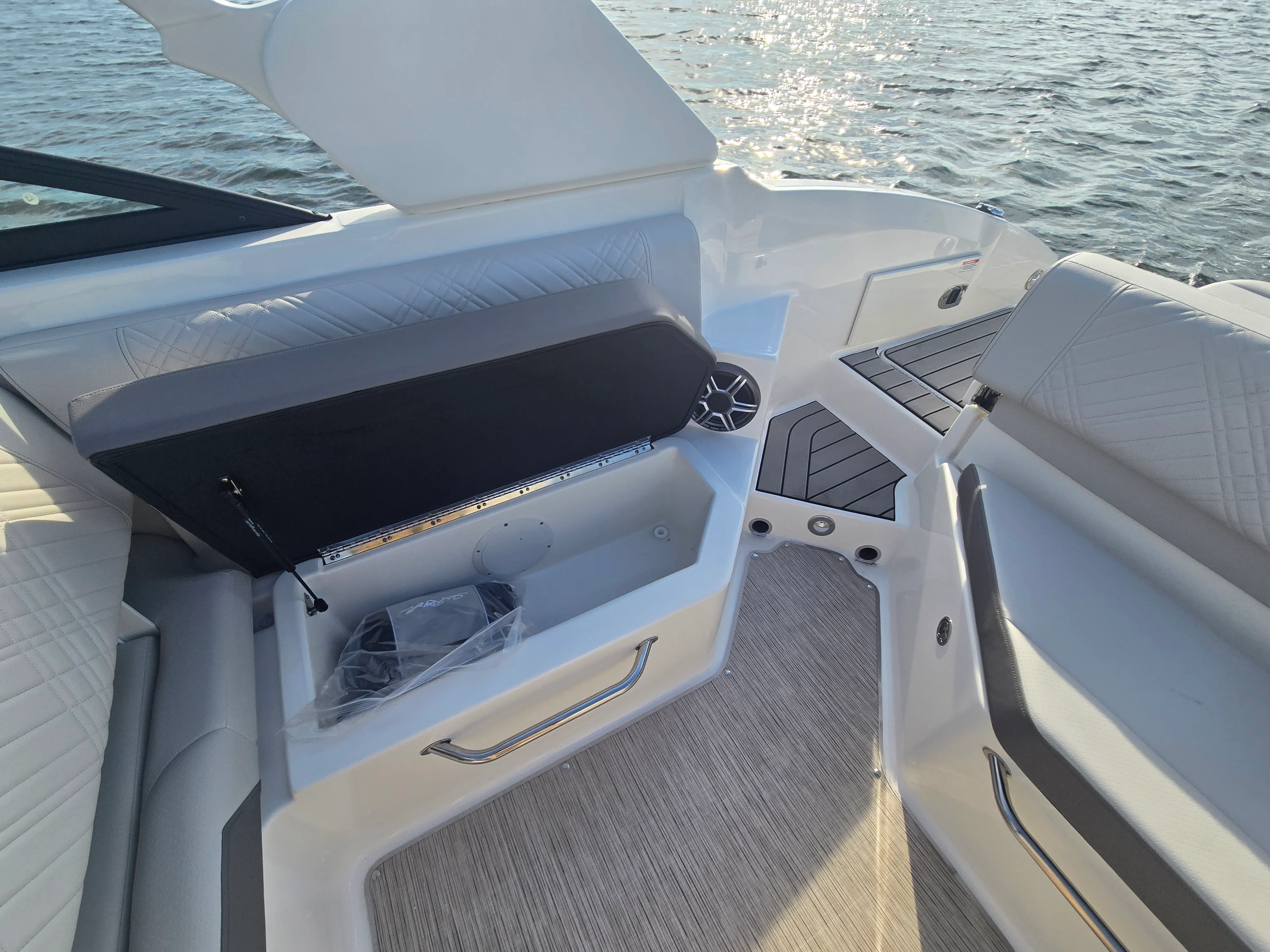 2026 Sea Ray SDX 270 Outboard Image Thumbnail #7