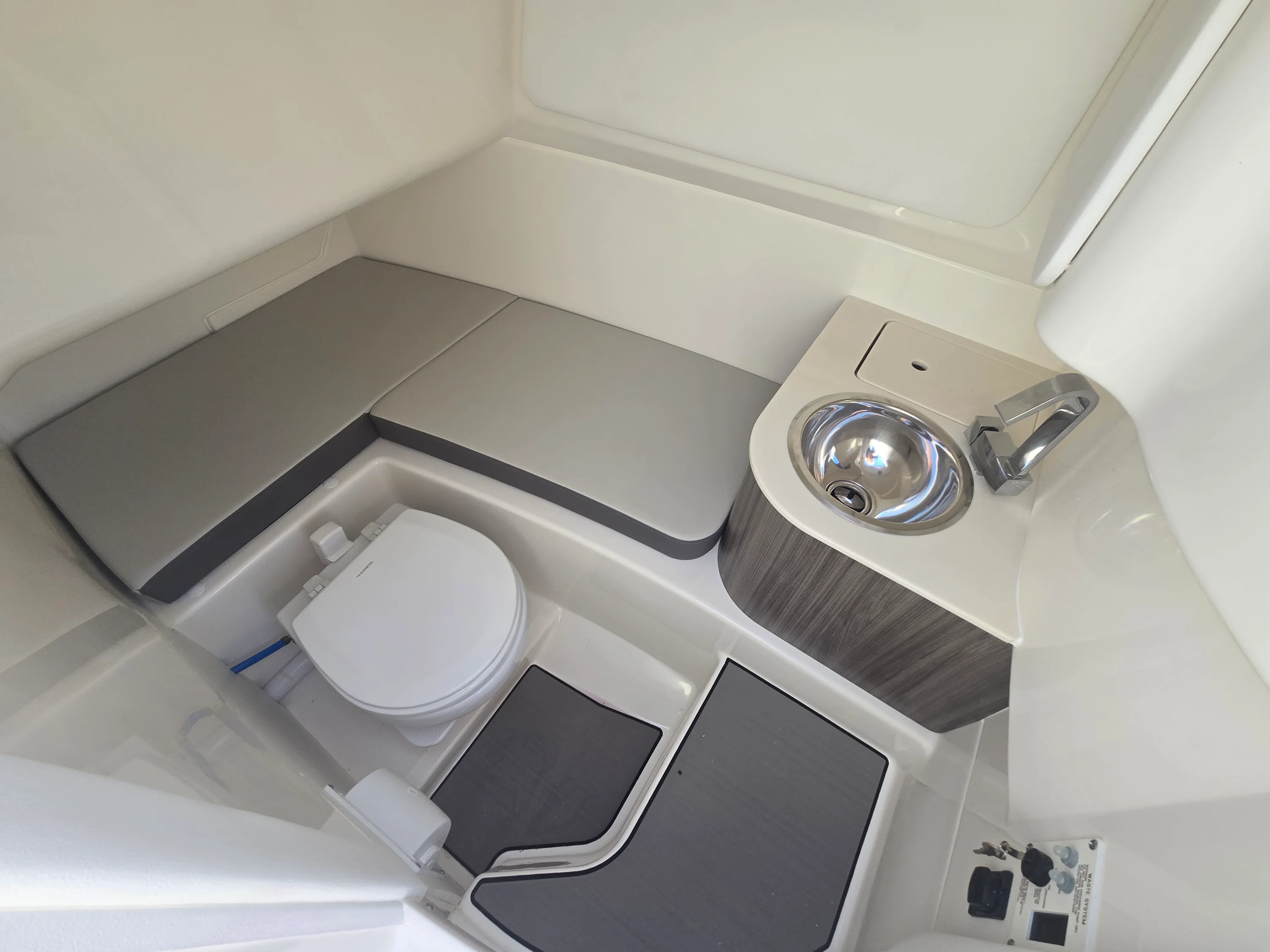 2026 Sea Ray SDX 270 Outboard Image Thumbnail #17