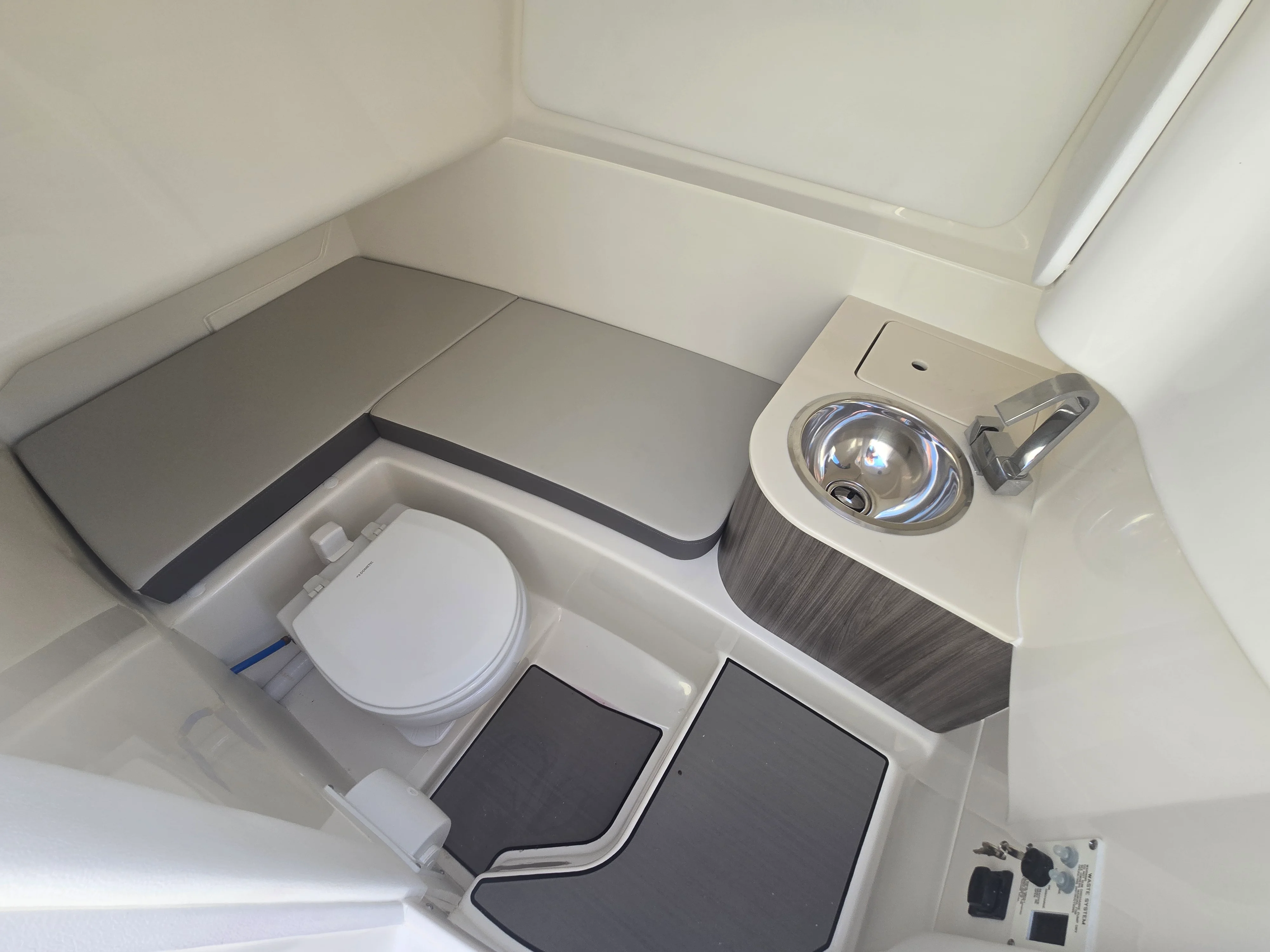 2026 Sea Ray SDX 270 Outboard Image Thumbnail #17