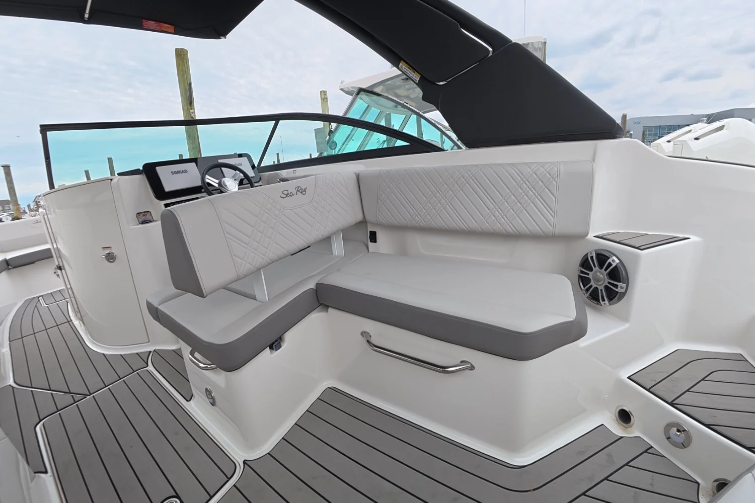2026 Sea Ray SDX 270 Outboard Image Thumbnail #10