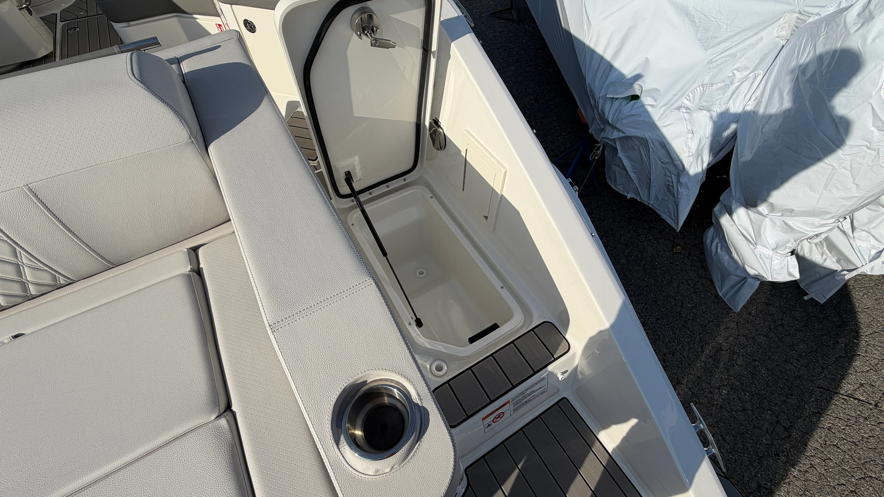 2026 Sea Ray SLX 310 Outboard Image Thumbnail #9
