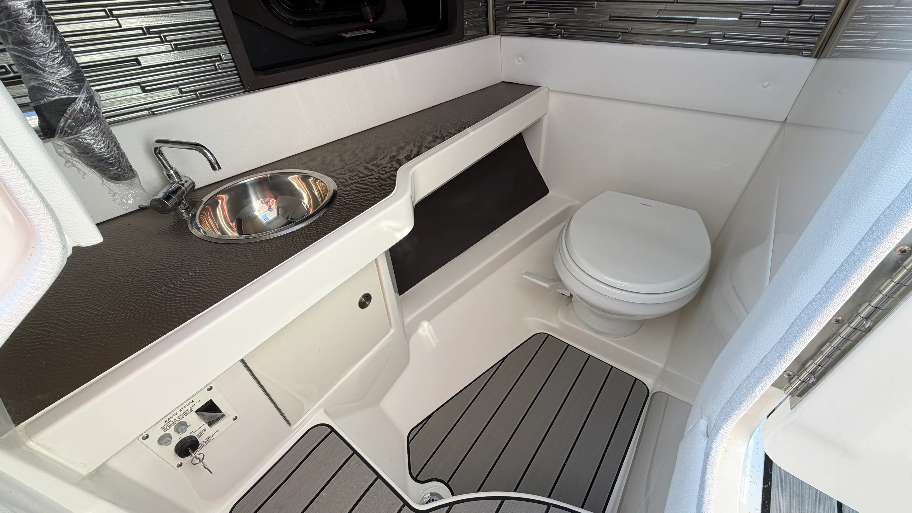 2026 Sea Ray SLX 310 Outboard Image Thumbnail #37